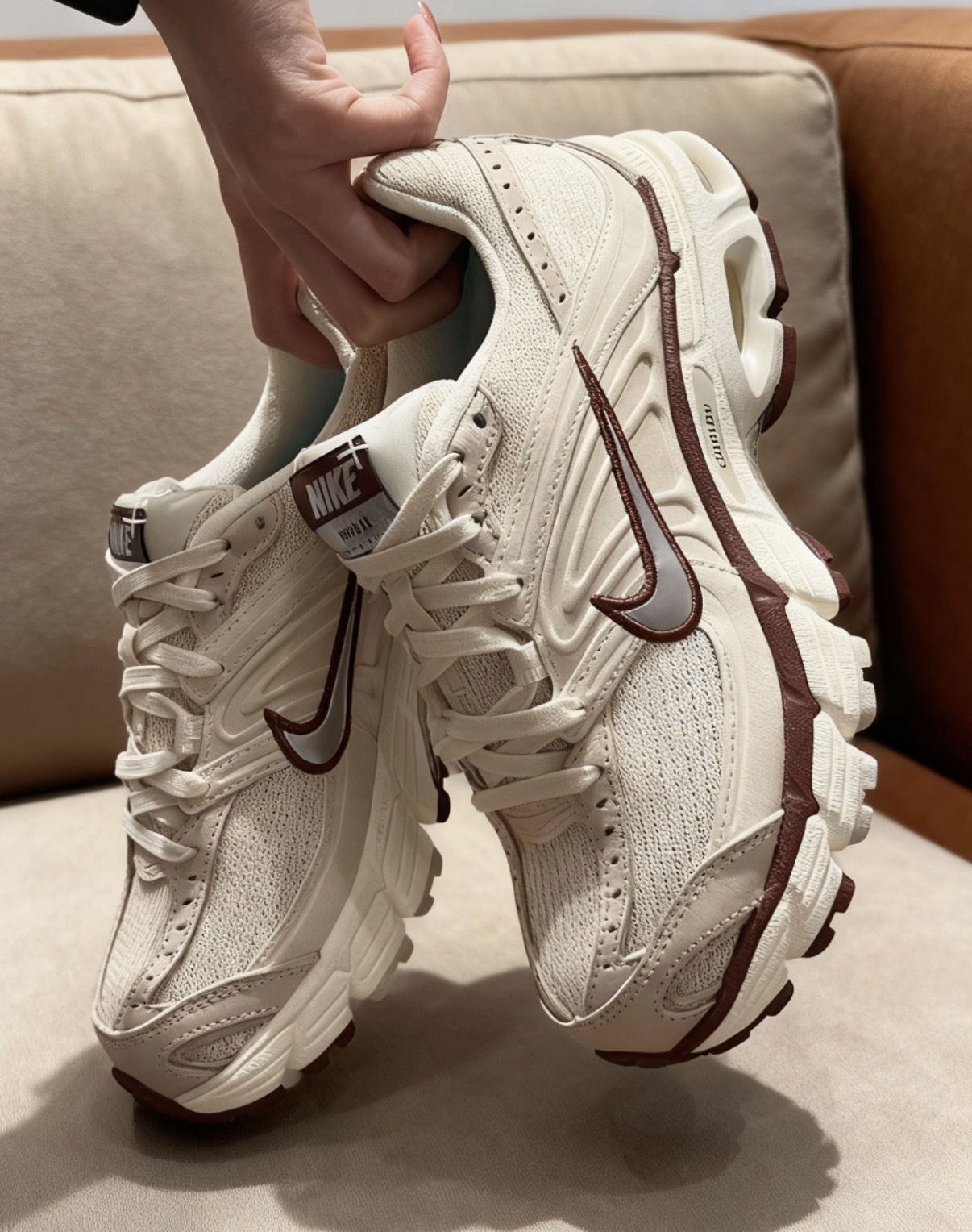 女鞋 NIKE W AIR MAX MOTO 2K 米棕 復古 透氣 緩震 氣墊 運動 休閒鞋【IM6691-001】