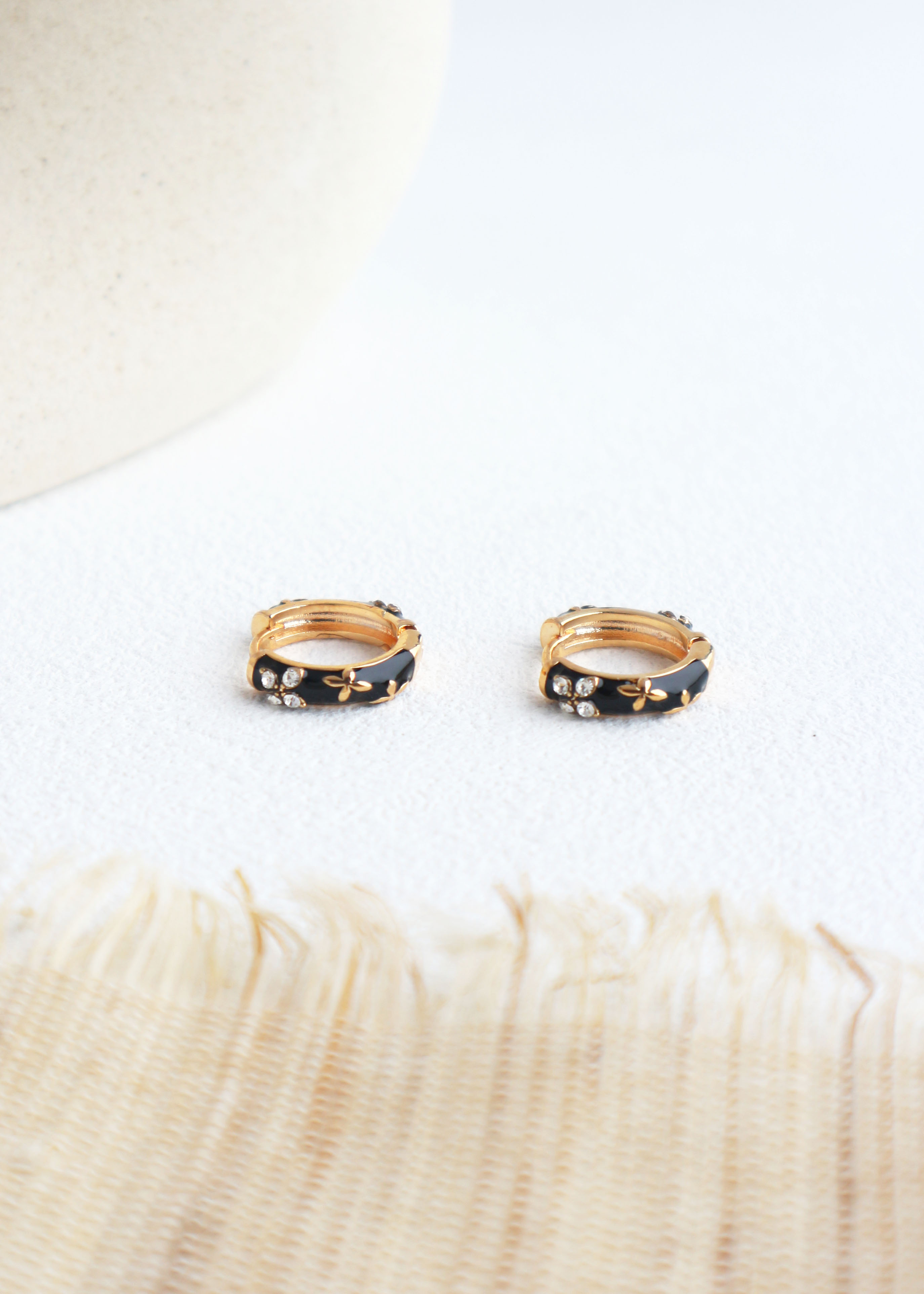 小花鑽黑色珐瑯耳圈