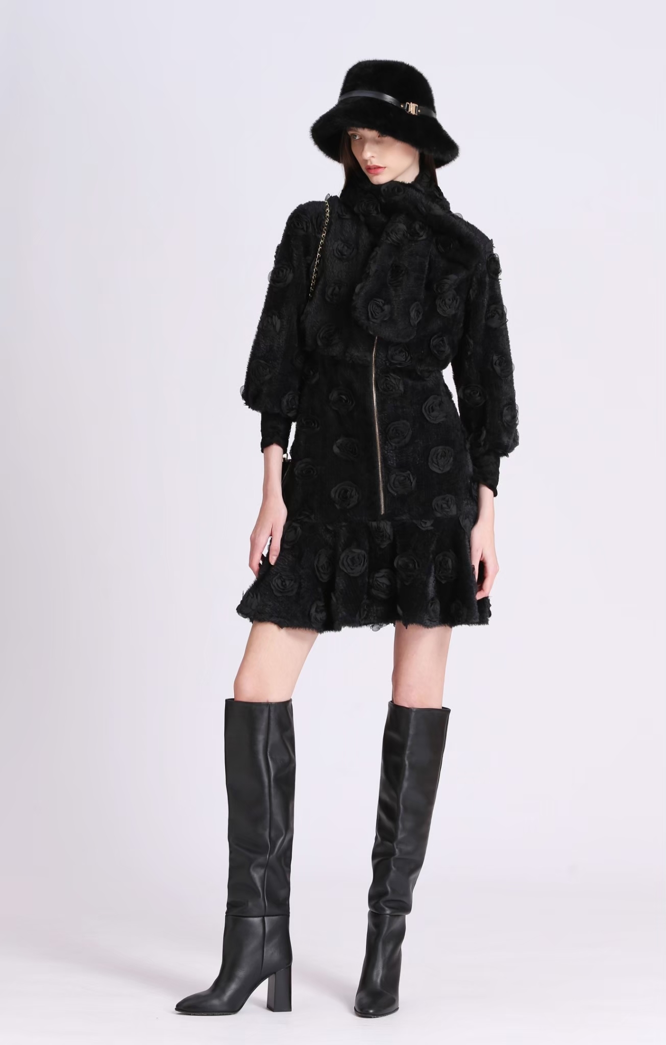 BD15035E1 夜幕花羽立體玫瑰絨布魅黑短洋裝