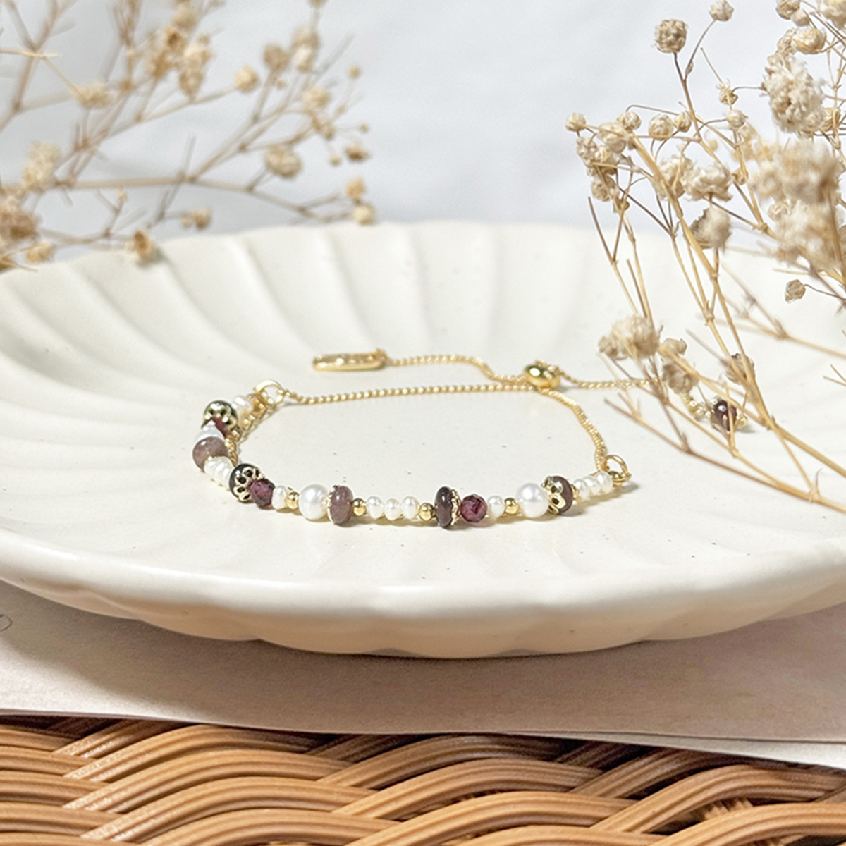 生日花 • 拾壹月貳肆 • 腐肉花 – 珍珠石榴石 – 手鍊