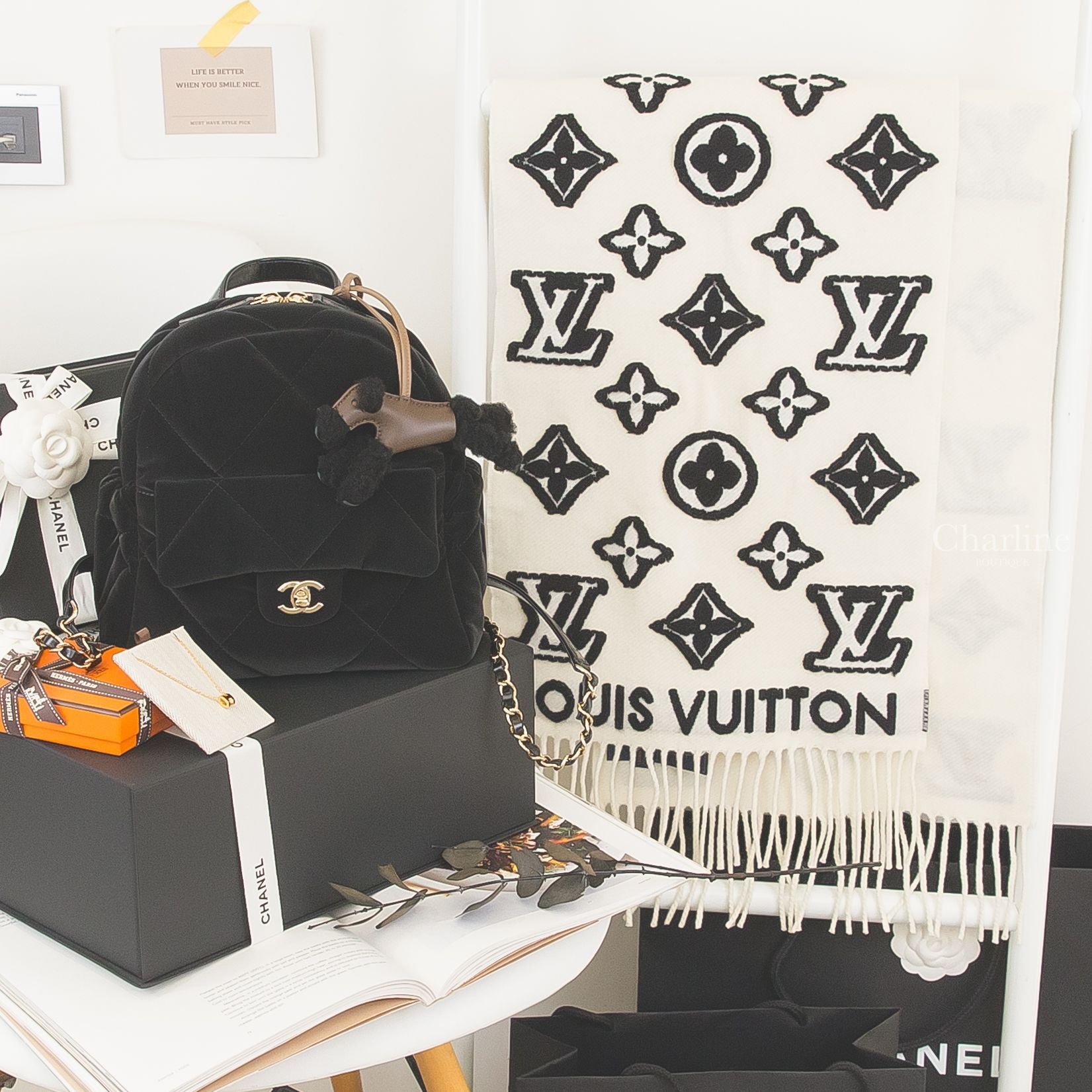 Chanel 黑色金CC絲絨大菱格紋手提後背包,LV 奶油白黑色粗體老花羊毛流蘇圍巾,Hermès Pop H 黑/酒紅迷你珐瑯鍍金色項鍊,Hermès Budy 巧克力色/大象灰/黑色羊毛吊飾-Charline Boutique 精品代購