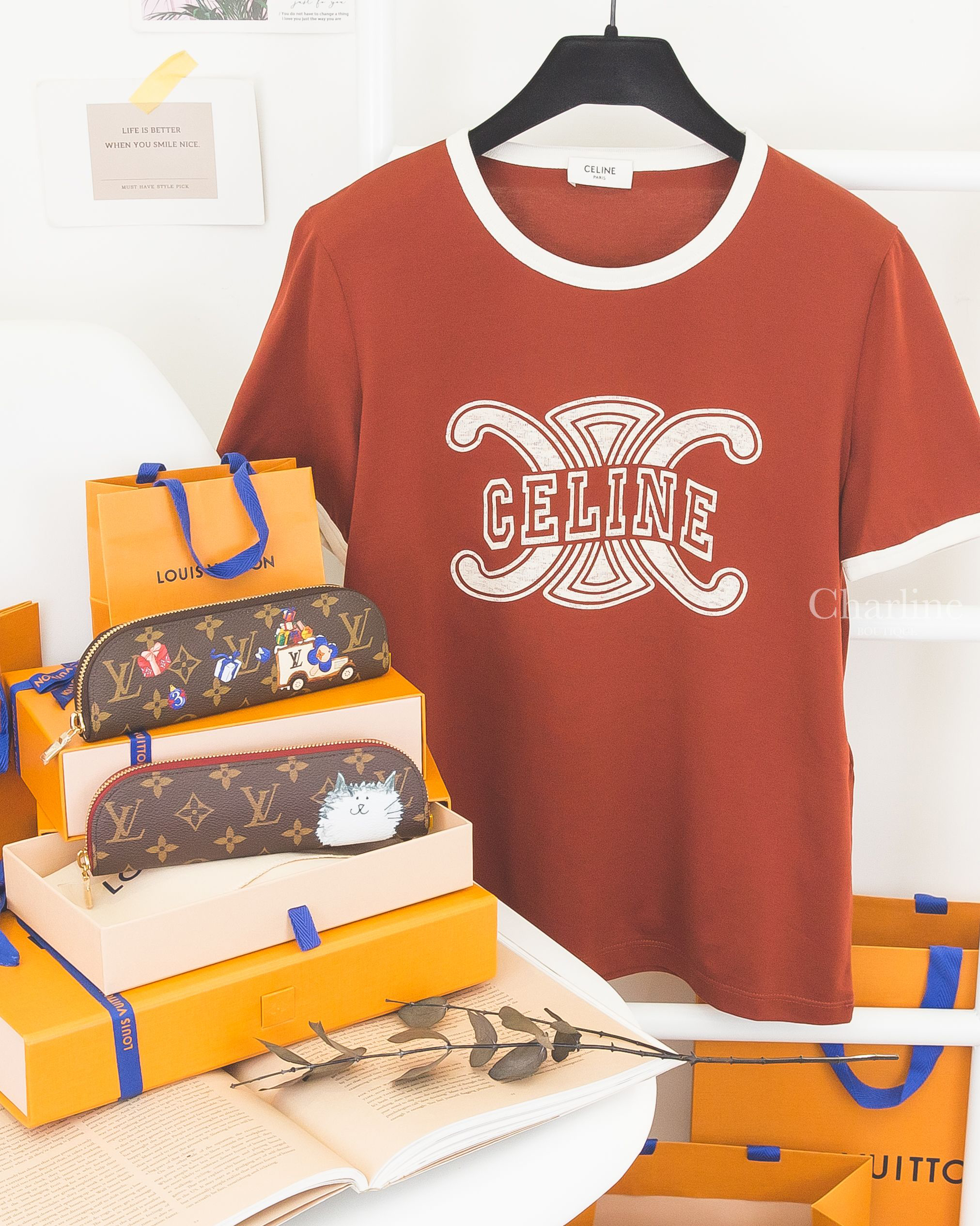 Celine 干邑色奶油白滾邊凱旋門字母印花短袖棉T,LV咖啡色老花禮物系列金色內裡聖誕節帆布拉鏈筆袋,LV 咖啡色老花貓咪彩繪拼米色滿版酒紅插畫內裡帆布拉鏈筆袋-Charline Boutique 精品代購