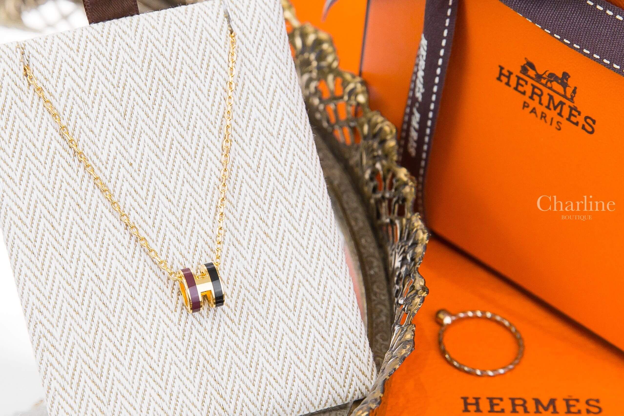 Hermès Mini Pop H Rocabar Pendant 黑色/酒紅色迷你珐瑯鍍金色簍空橢圓項鍊-Charline Boutique 精品代購