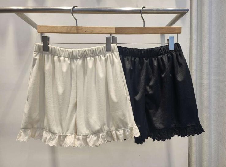 AE62  滑絲絨褲  腰26-38 HIP43 長16.5  原價 $339