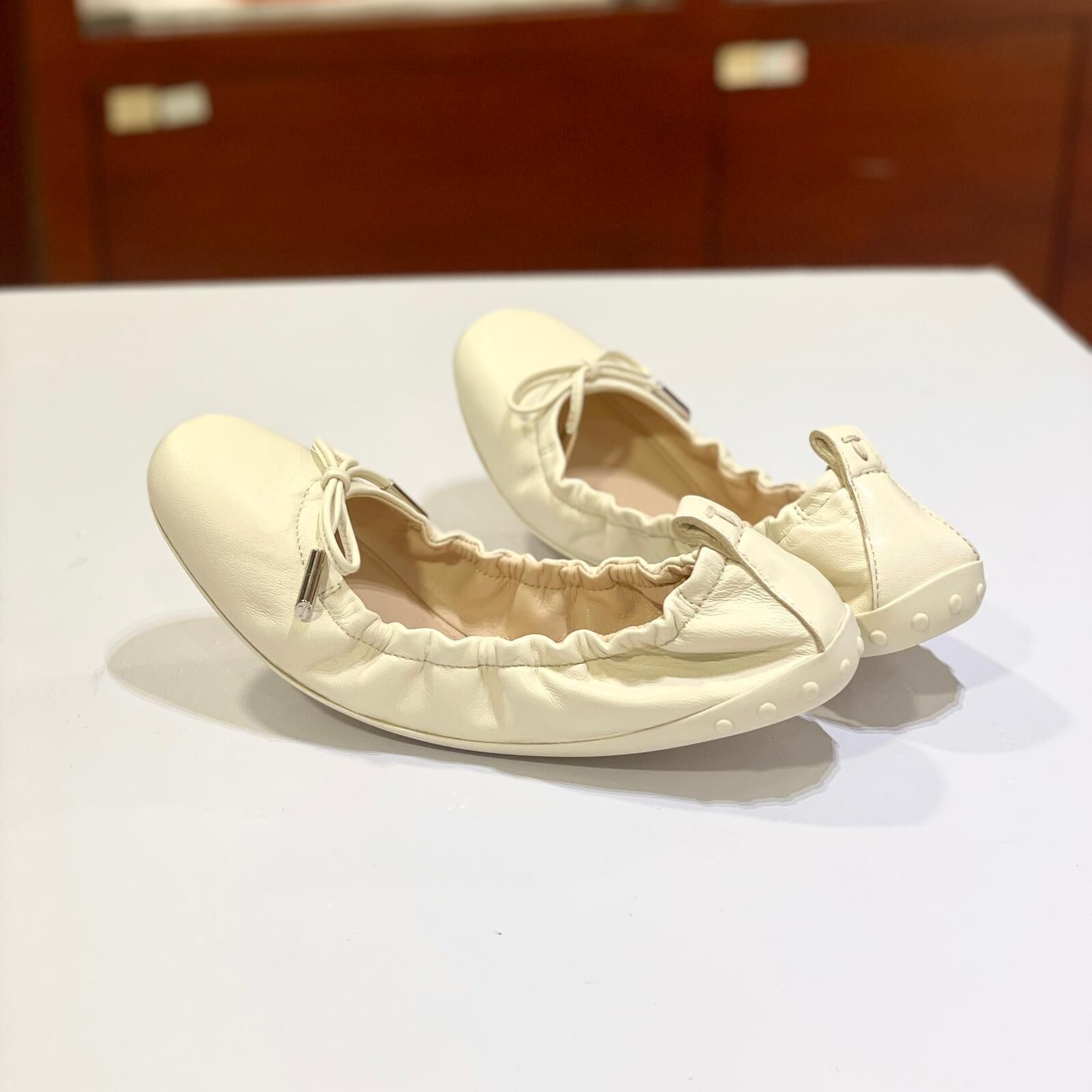 只有35碼~全球最抵!!! 全新TOD'S芭蕾舞鞋, 白色超柔軟羊皮蝴蝶結, 托德斯魷魚鞋 #BRAND NEW #香榭站正品