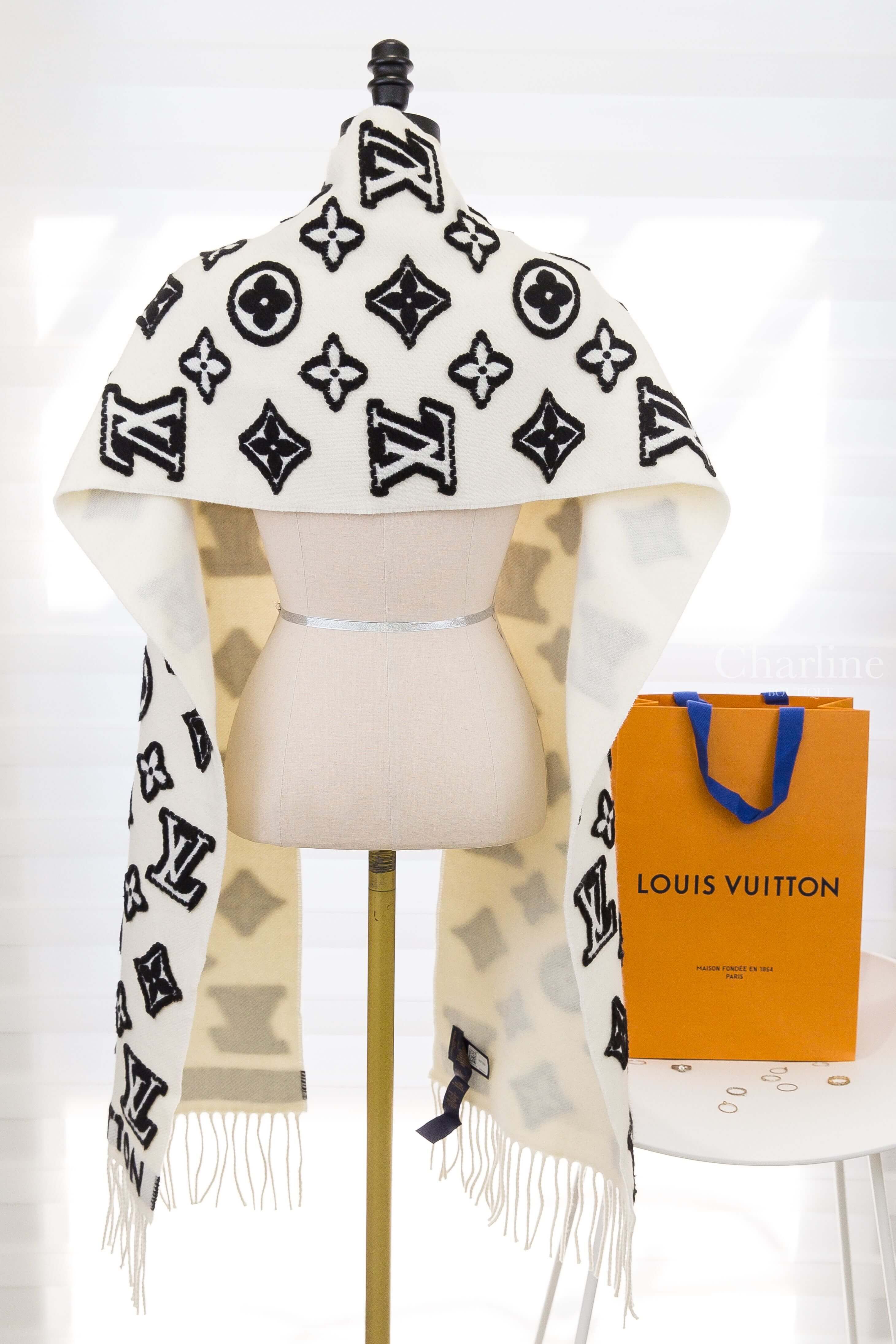 Louis Vuitton LV 3D Scarf 奶油白黑色粗體老花 Logo 立體圖樣羊毛混喀什米爾流蘇圍巾-Charline Boutique 精品代購