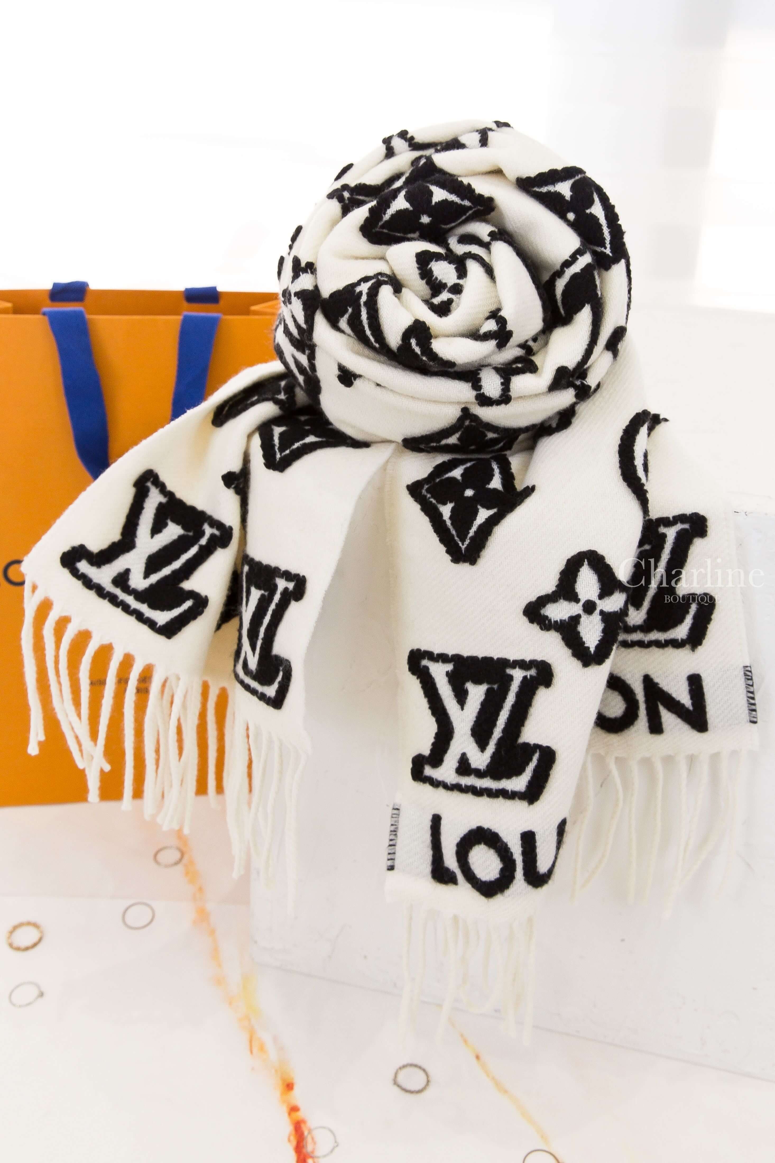 Louis Vuitton LV 3D Scarf 奶油白黑色粗體老花 Logo 立體圖樣羊毛混喀什米爾流蘇圍巾-Charline Boutique 精品代購