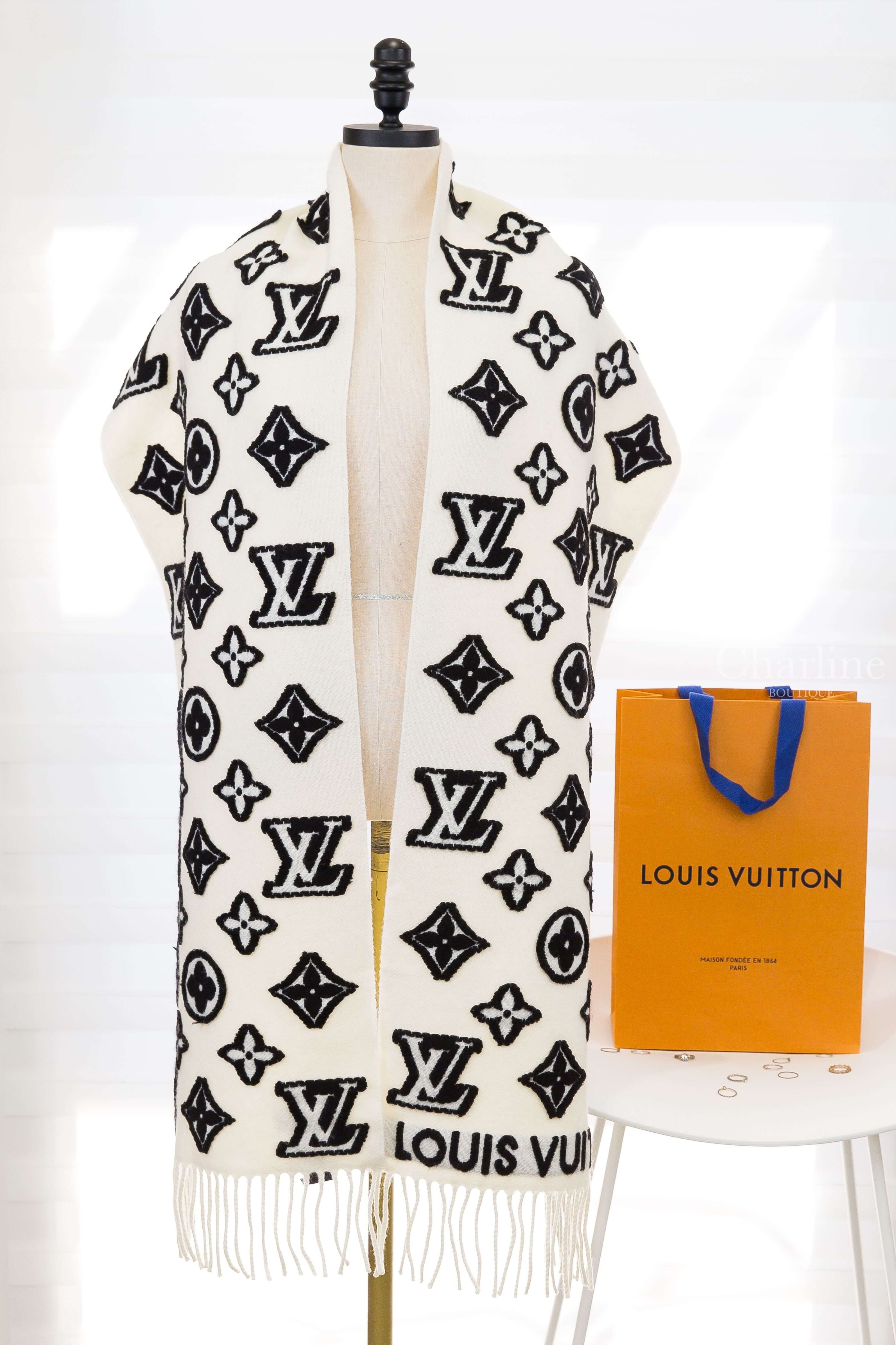 Louis Vuitton LV 3D Scarf 奶油白黑色粗體老花 Logo 立體圖樣羊毛混喀什米爾流蘇圍巾-Charline Boutique 精品代購