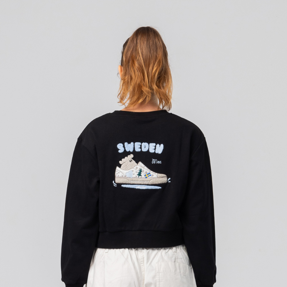 毛巾繡 駝鹿洞洞鞋旅行 100%純棉 大學T-經典黑(亞洲版) 短版