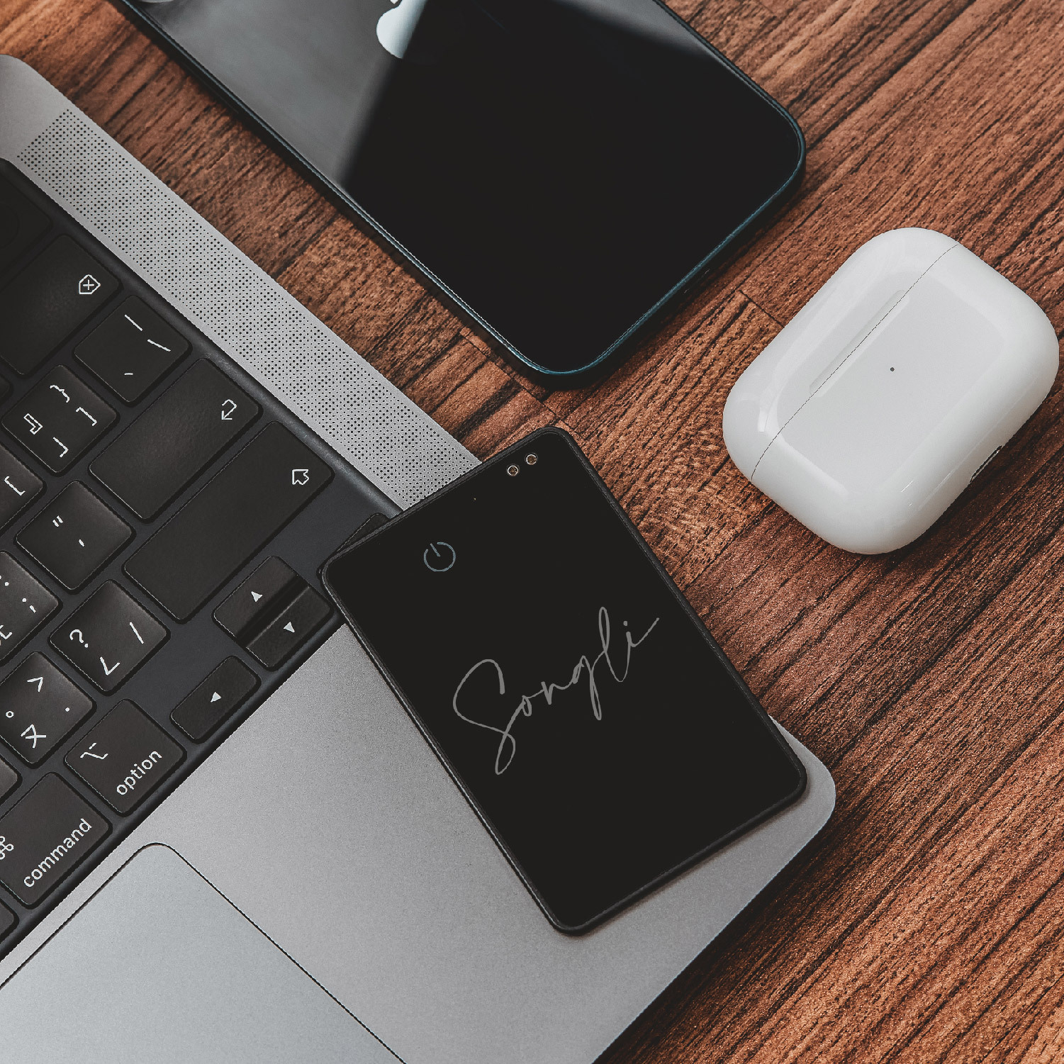 超薄卡片型定位器air tag|吸磁充電|客製化刻字|禮盒包裝|保固卡|說明書|附贈質感行李吊牌