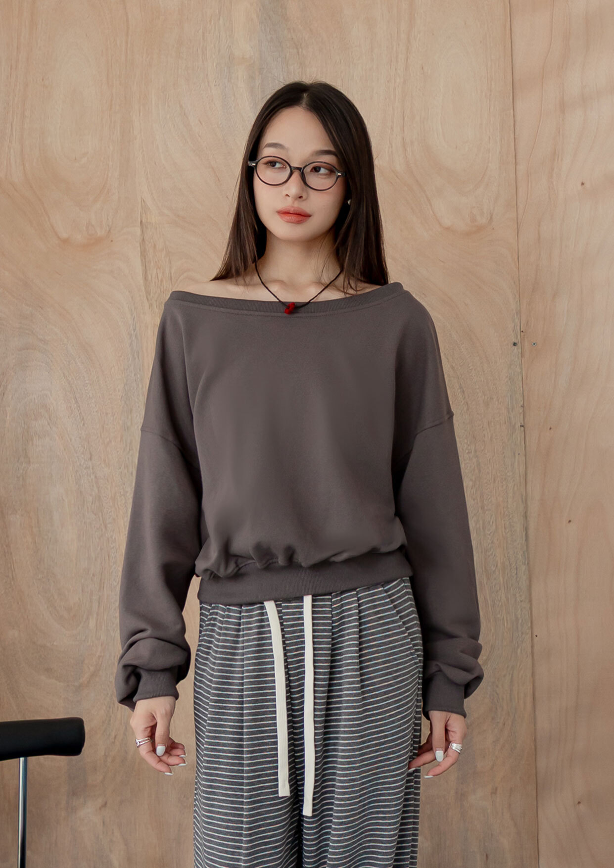 寬領素色縮口上衣