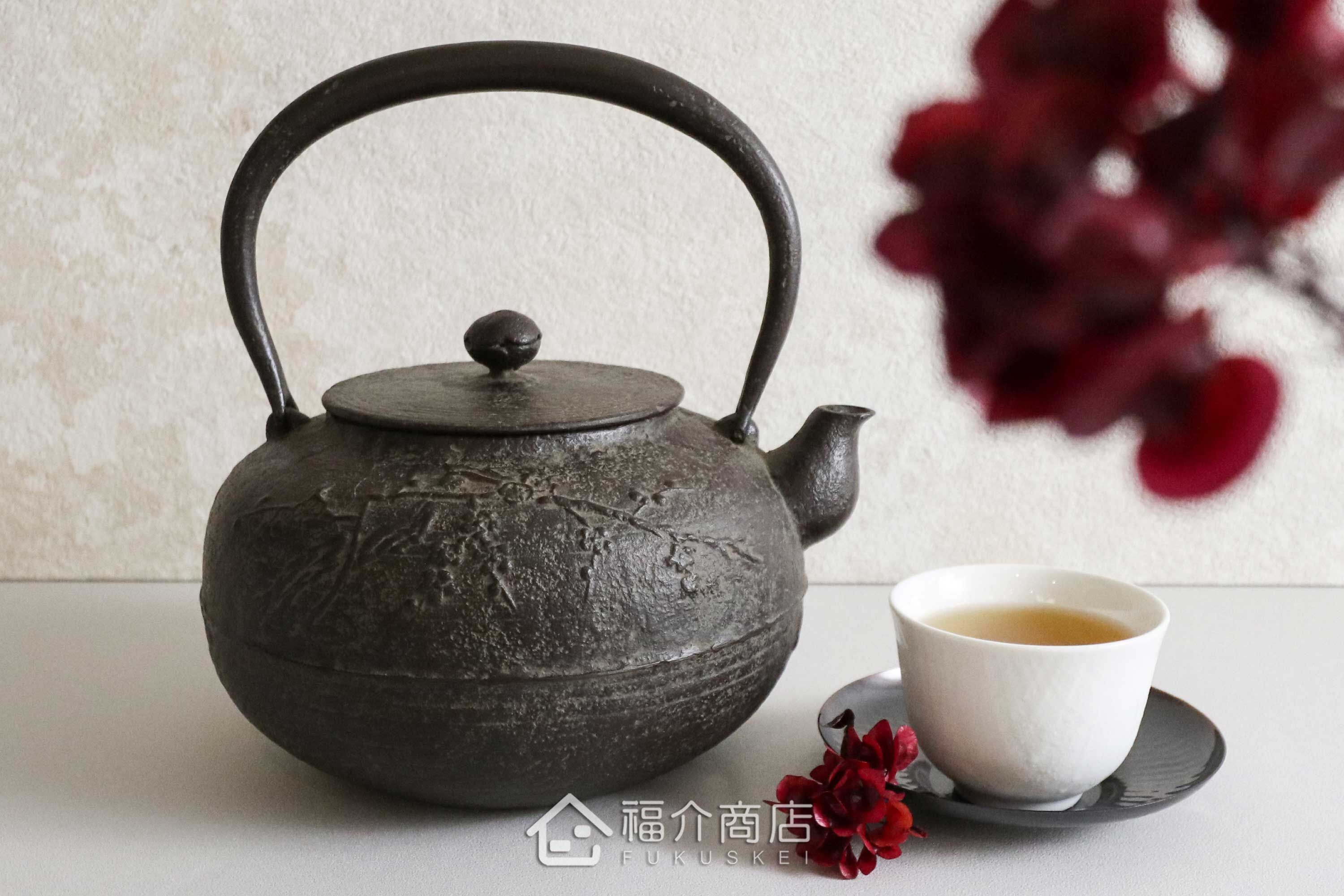 及川榮喜所製作煮水泡茶用的鐵壺,壺身有梅花的紋飾