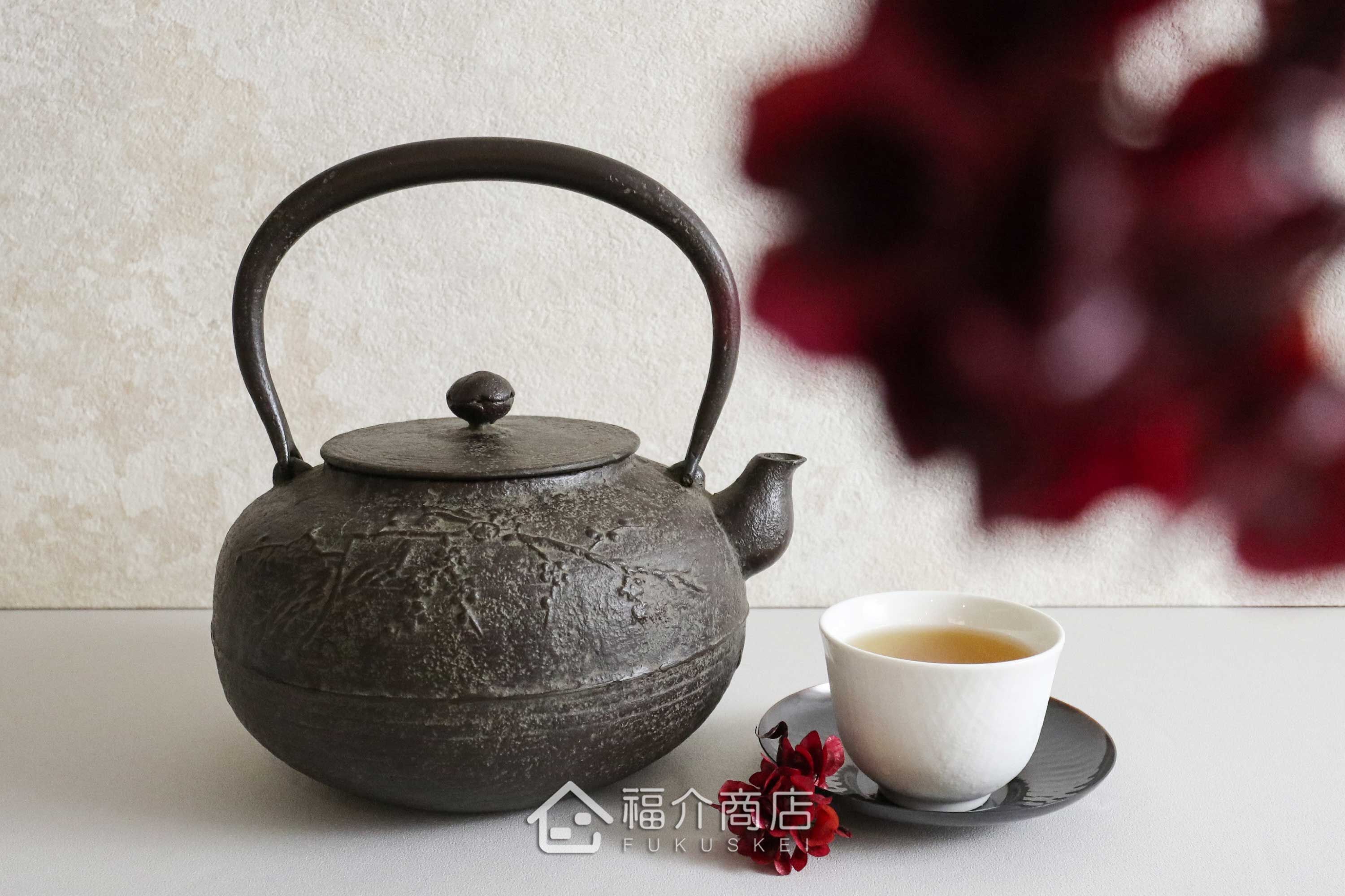 及川榮喜所製作煮水泡茶用的鐵壺,壺身有梅花的紋飾