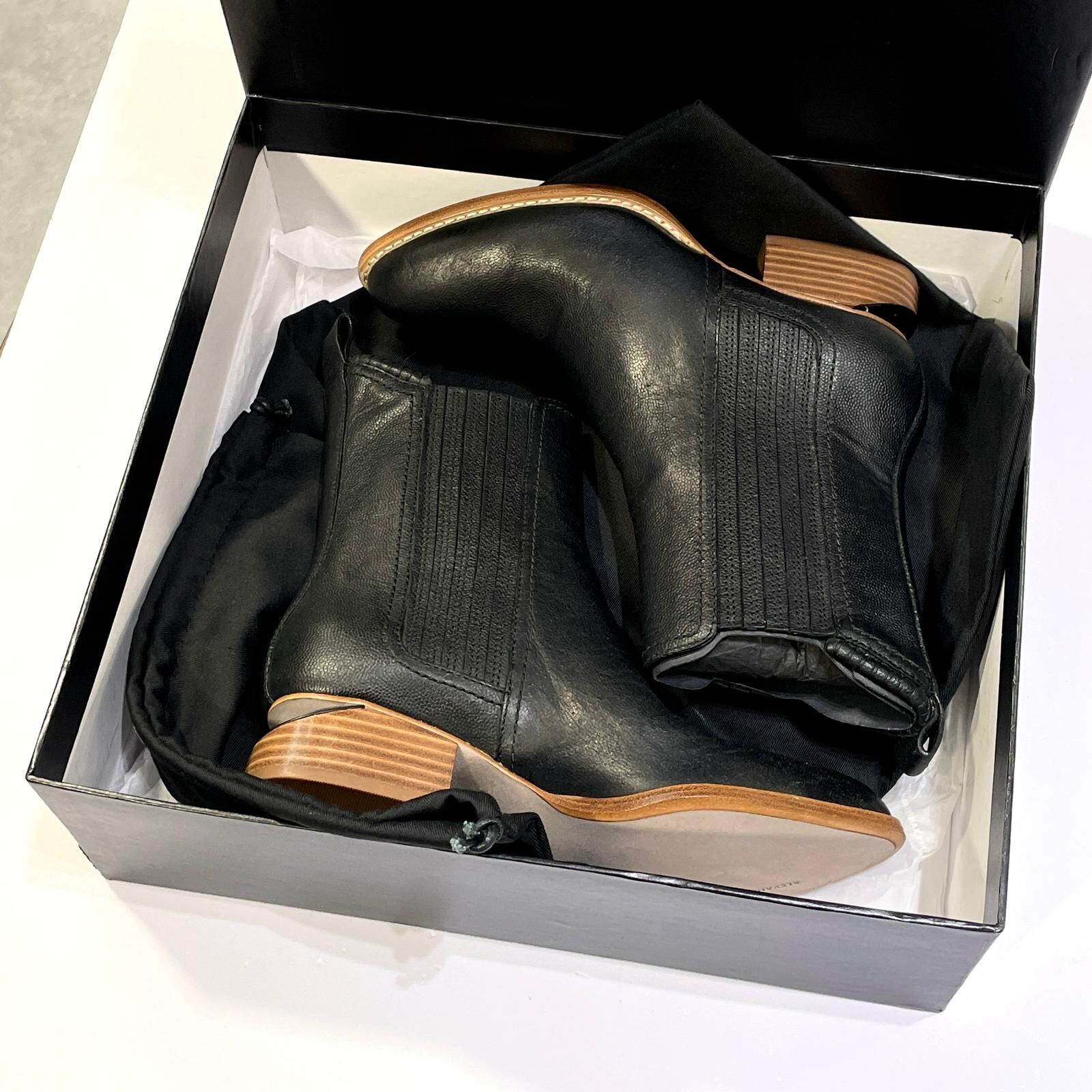 只有35碼~全球最抵!!! 全新ALEXANDER WANG ANKLE BOOTS, 黑色牛皮短靴, 大王靴子 #BRAND NEW #香榭站正品