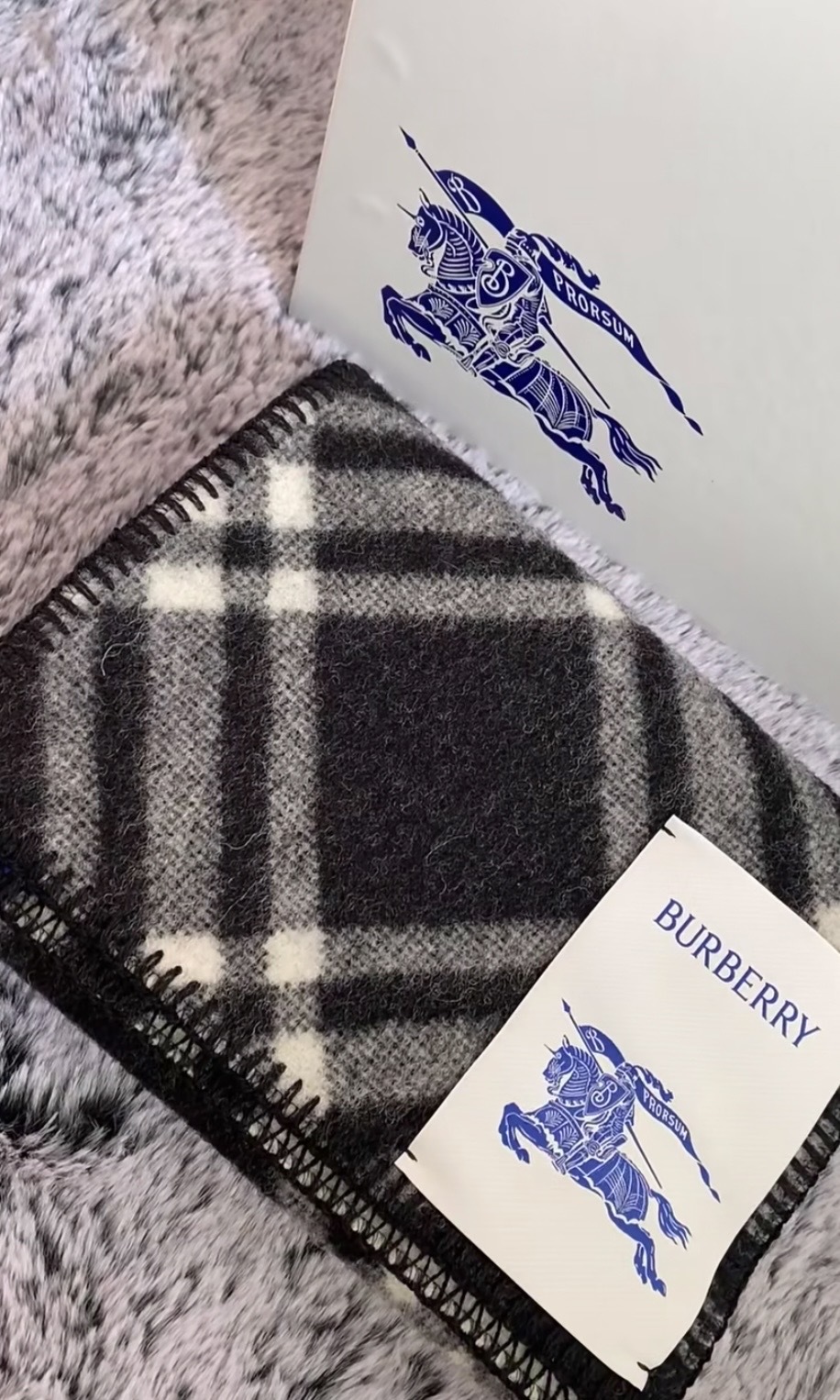 Burberry 格紋羊絨圍巾