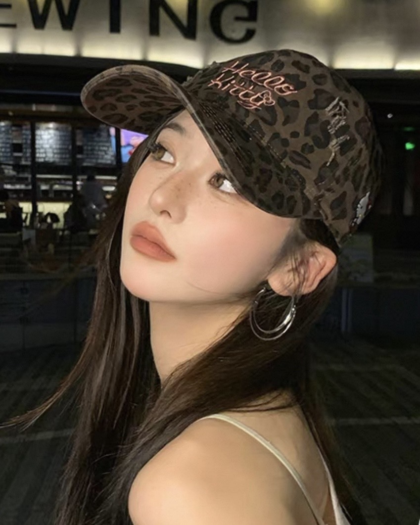 <超可愛>Hello Kitty x Sanrio 凱蒂貓 豹紋 刺繡 蝴蝶結 老帽 咖色