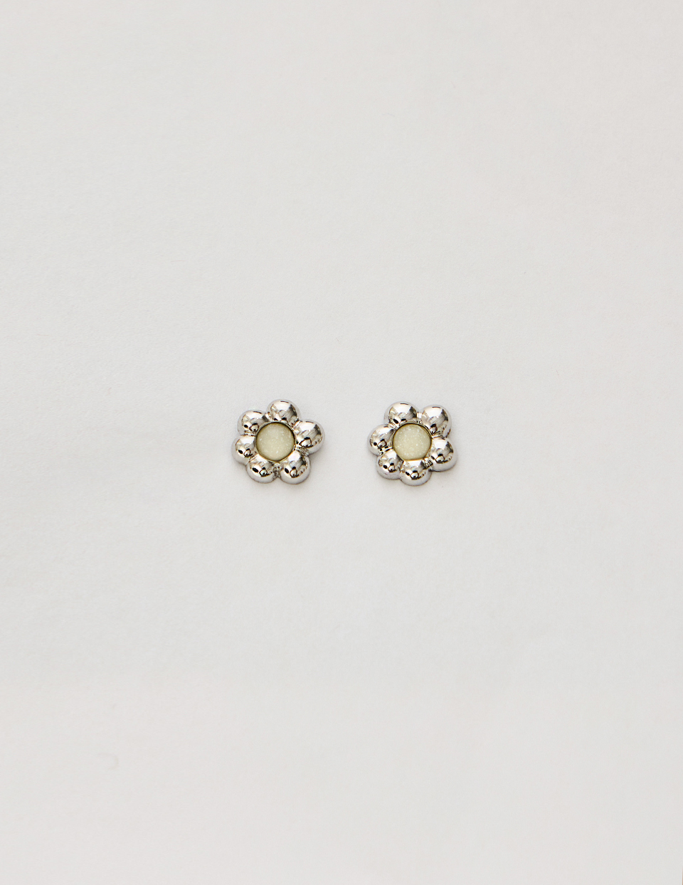 白曜光小花。針式耳環