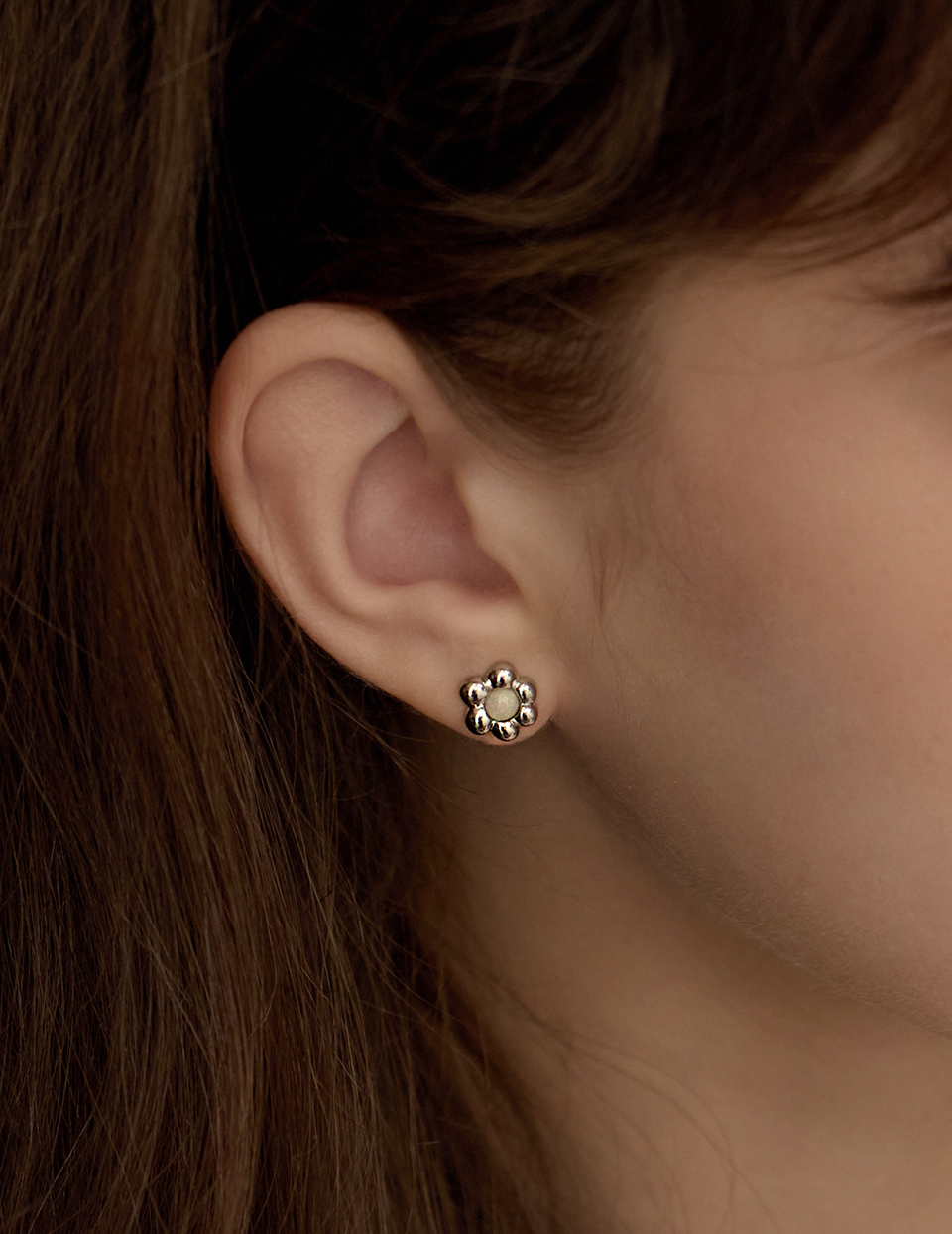 白曜光小花。針式耳環