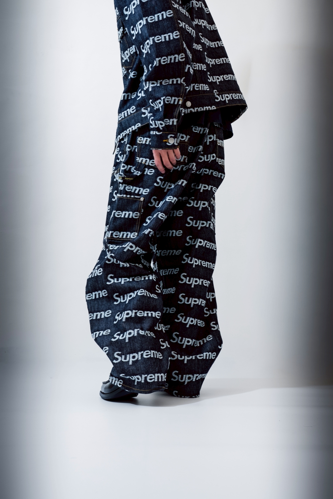 【Focus Store】現貨秒發 Supreme FW25 Week10 Jacquard Logos Painter Jean 滿版Logo 丹寧 長褲