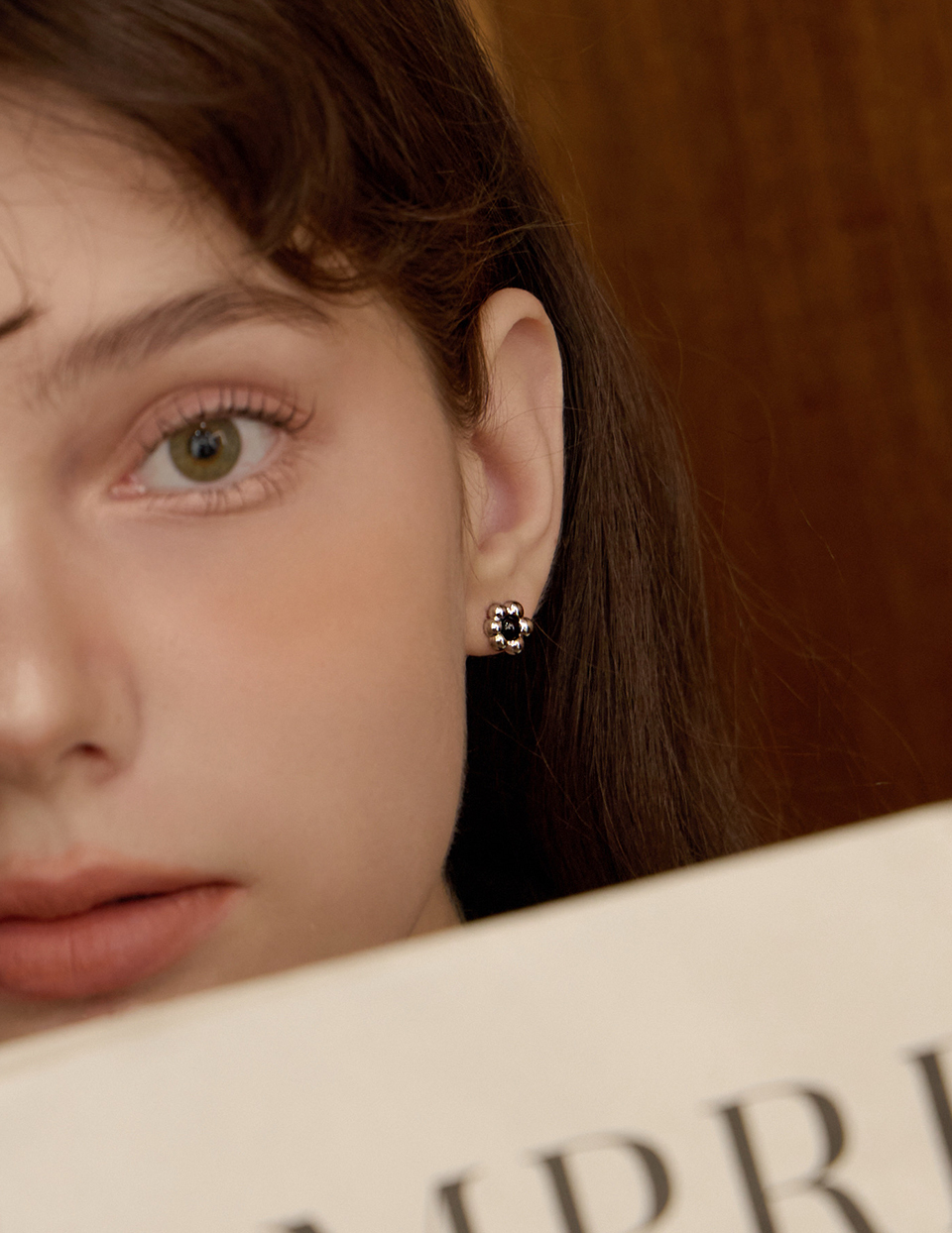 黑曜光小花。針式耳環