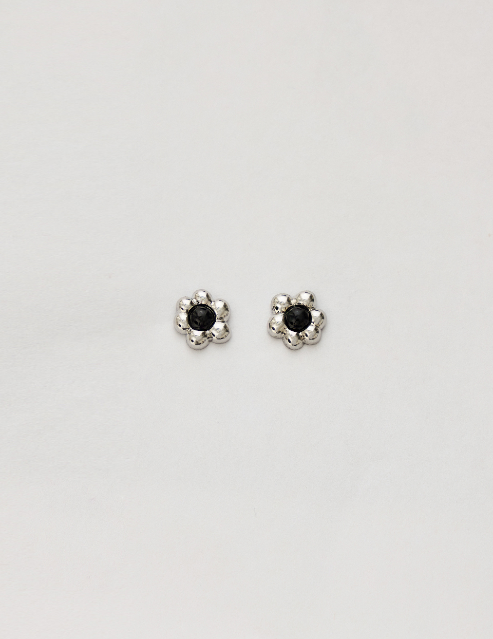 黑曜光小花。針式耳環