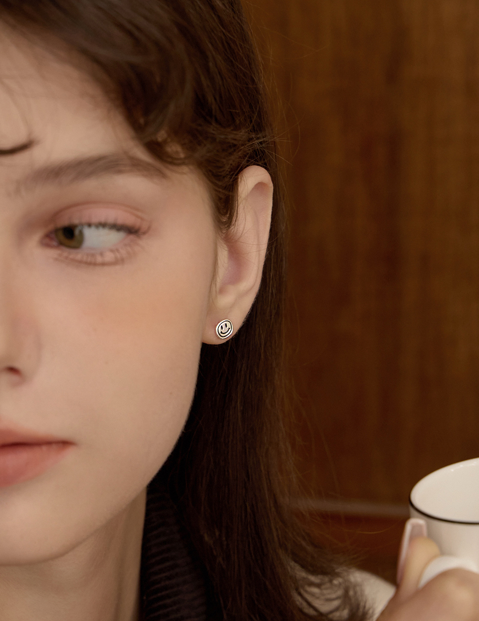 手繪線條笑臉。針式耳環