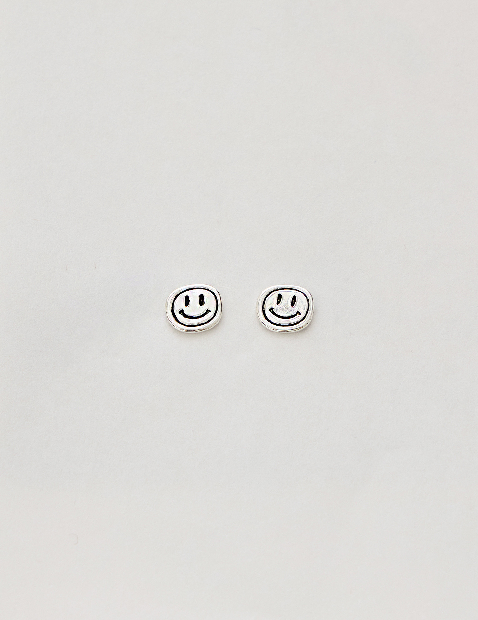 手繪線條笑臉。針式耳環