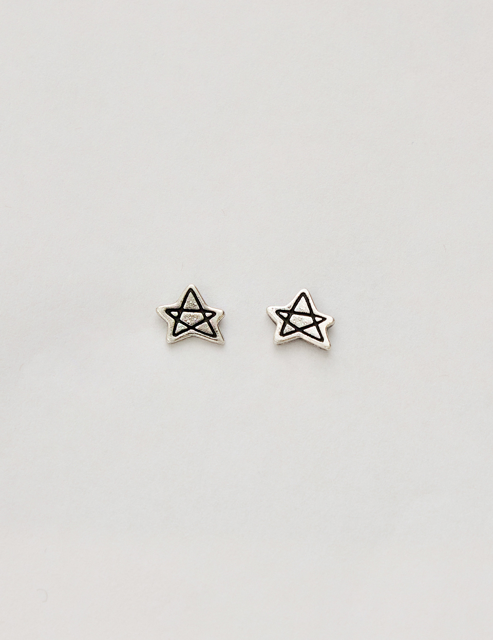 手繪線條星星。針式耳環