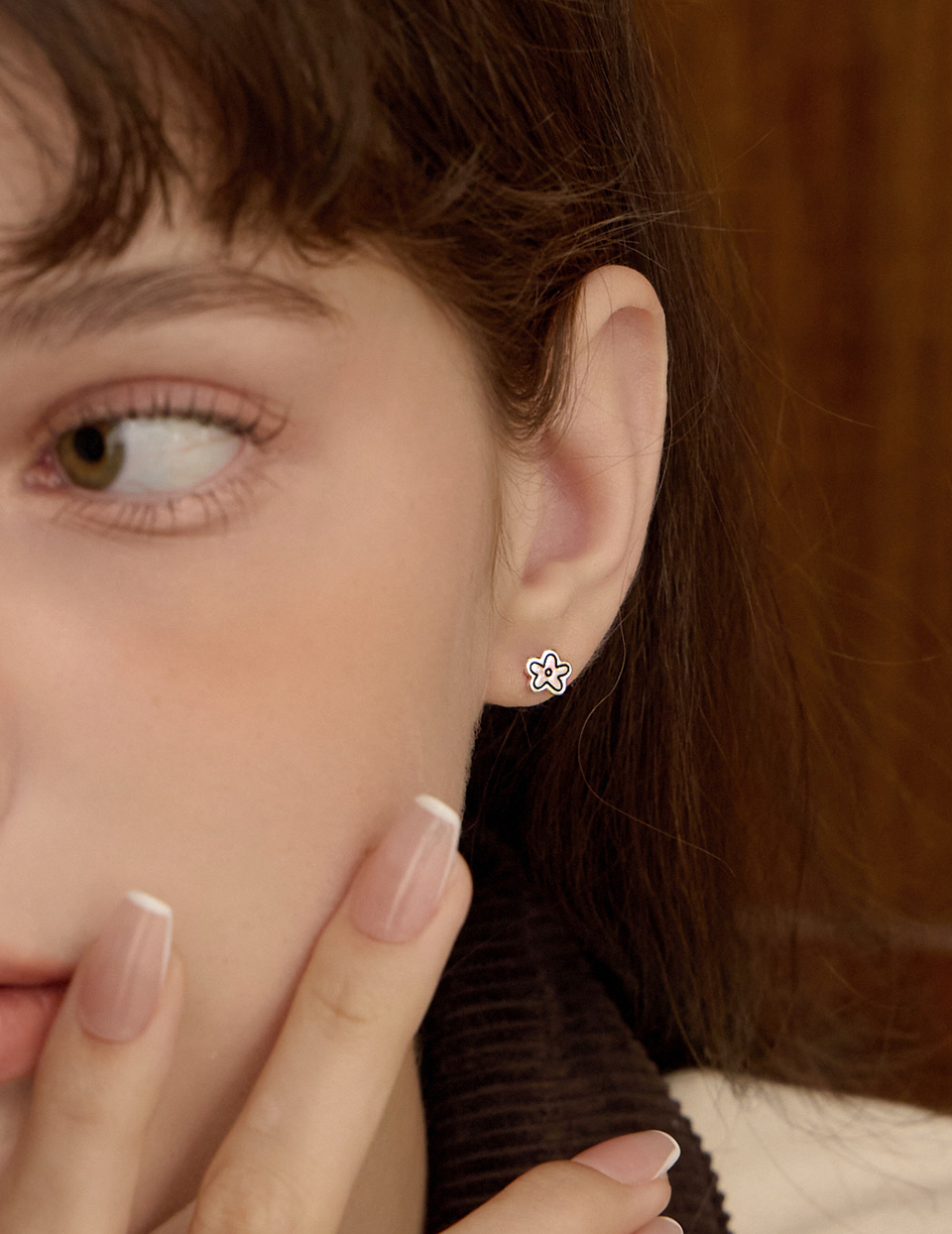 手繪線條小花。針式耳環