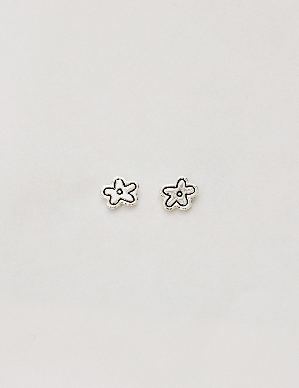 手繪線條小花。針式耳環