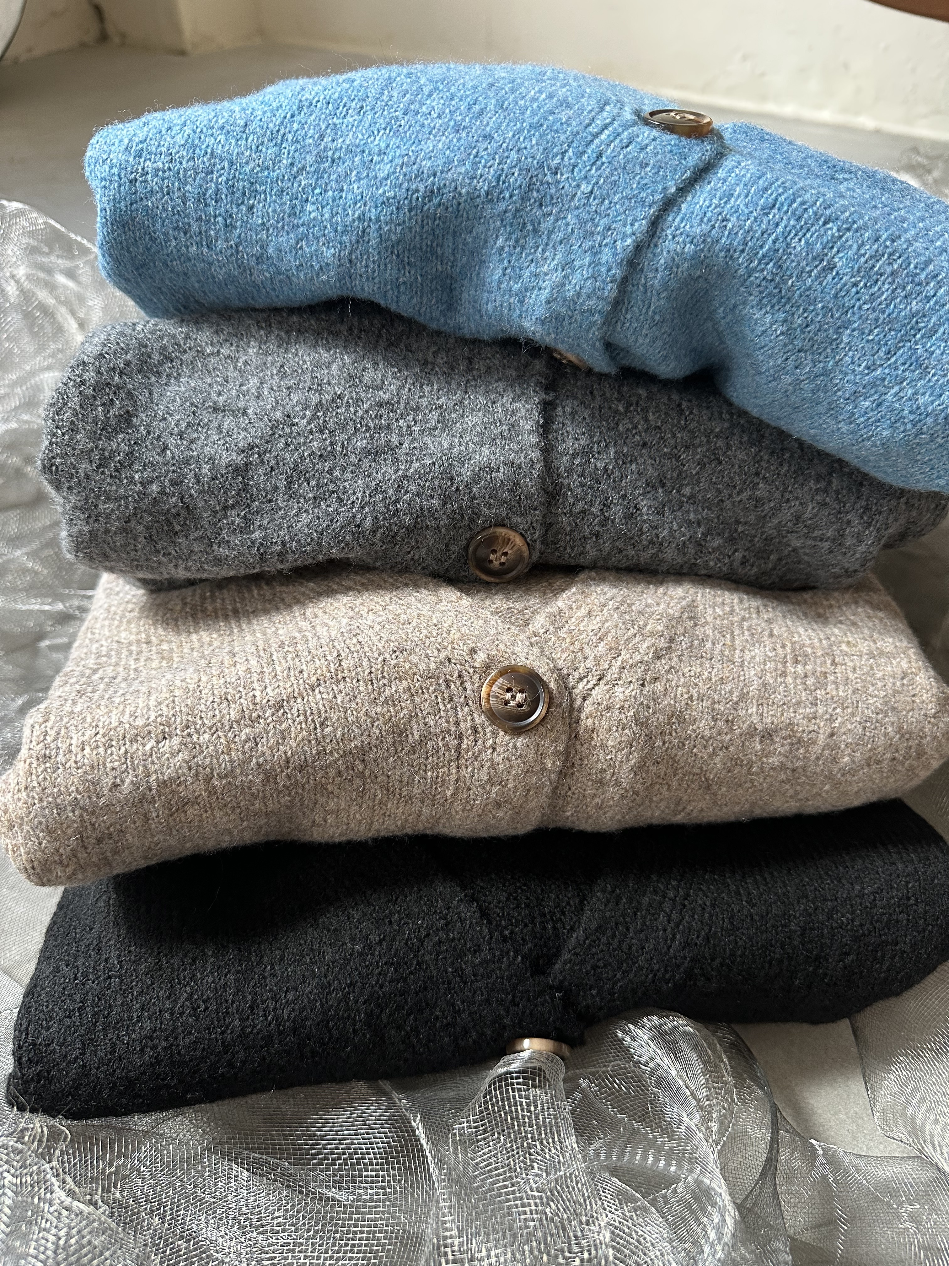 輕簿軟 ～ Oversize V領扭扣針織外套 - SW53880