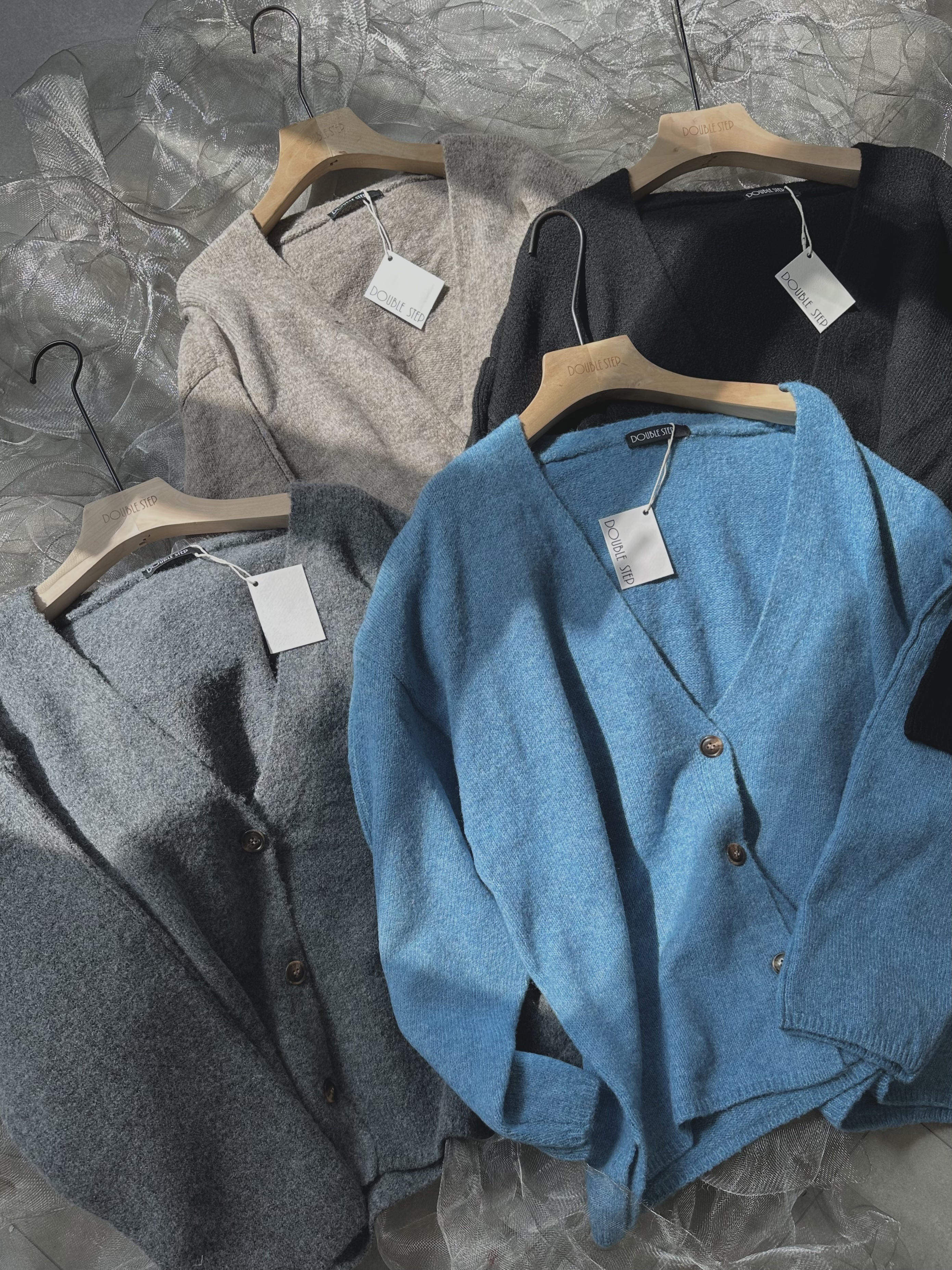 輕簿軟 ～ Oversize V領扭扣針織外套 - SW53880