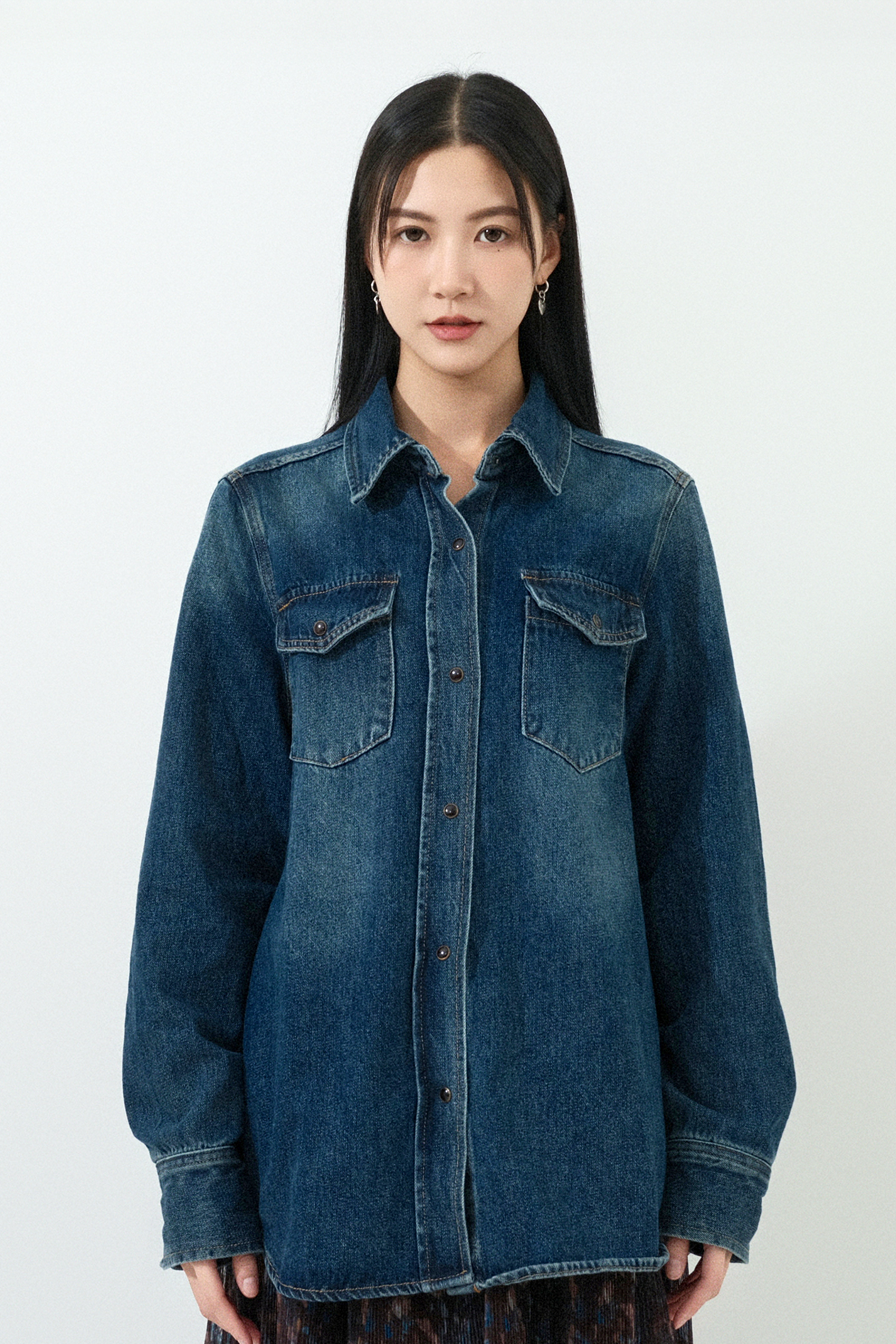 喼鈕洗水牛仔恤衫 (預購產品）