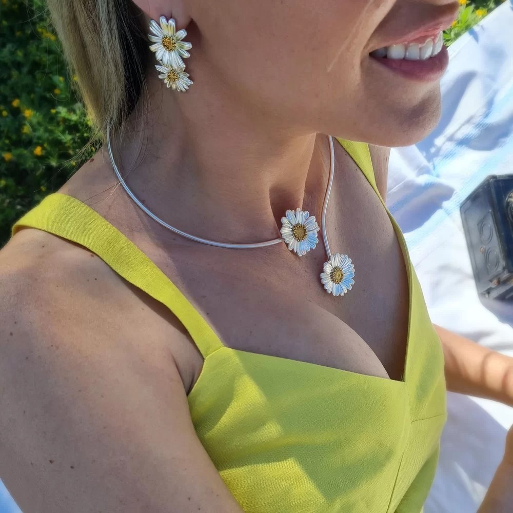 1TA0524-049 THALLO Daisy Field Daisy Necklace Statement, Two Flowers, With Flexible Wire, 24K Gold and Sterling Silver #s993a (A-SK-E)