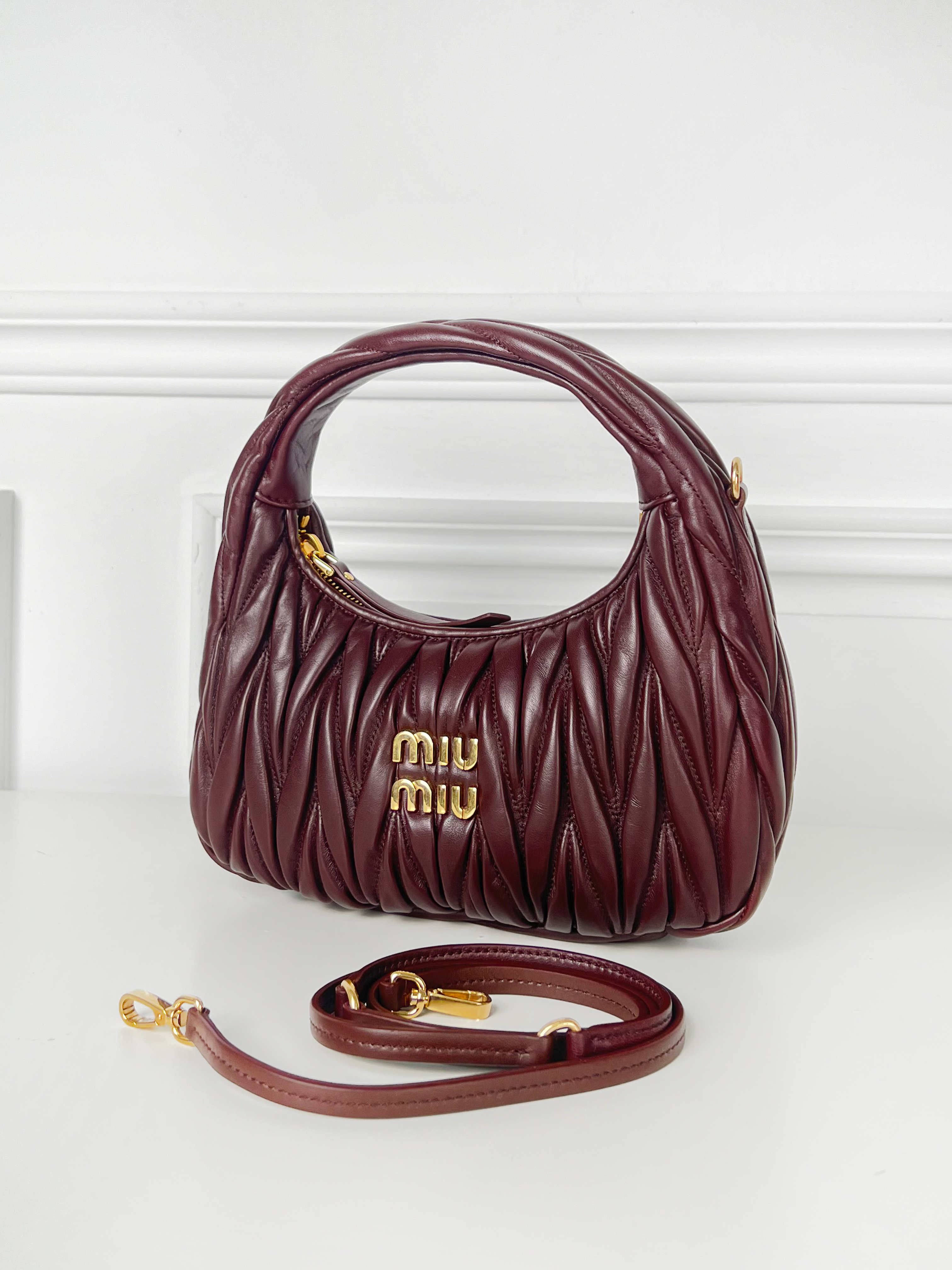 MIU MIU Wander Matelassé皮革半月型手拿包【5BC125_AN88_F0NBL_V_OOY】