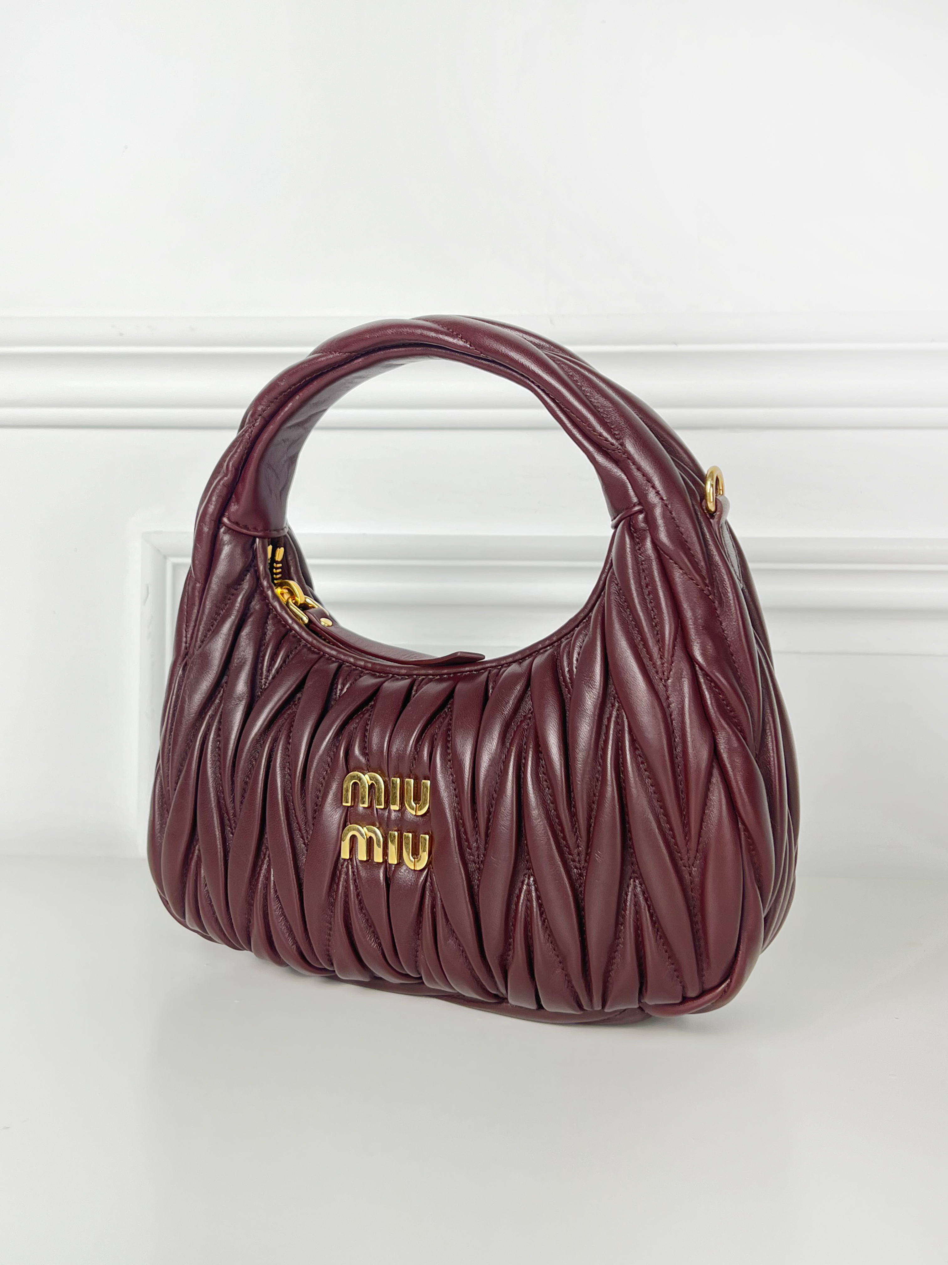 MIU MIU Wander Matelassé皮革半月型手拿包【5BC125_AN88_F0NBL_V_OOY】