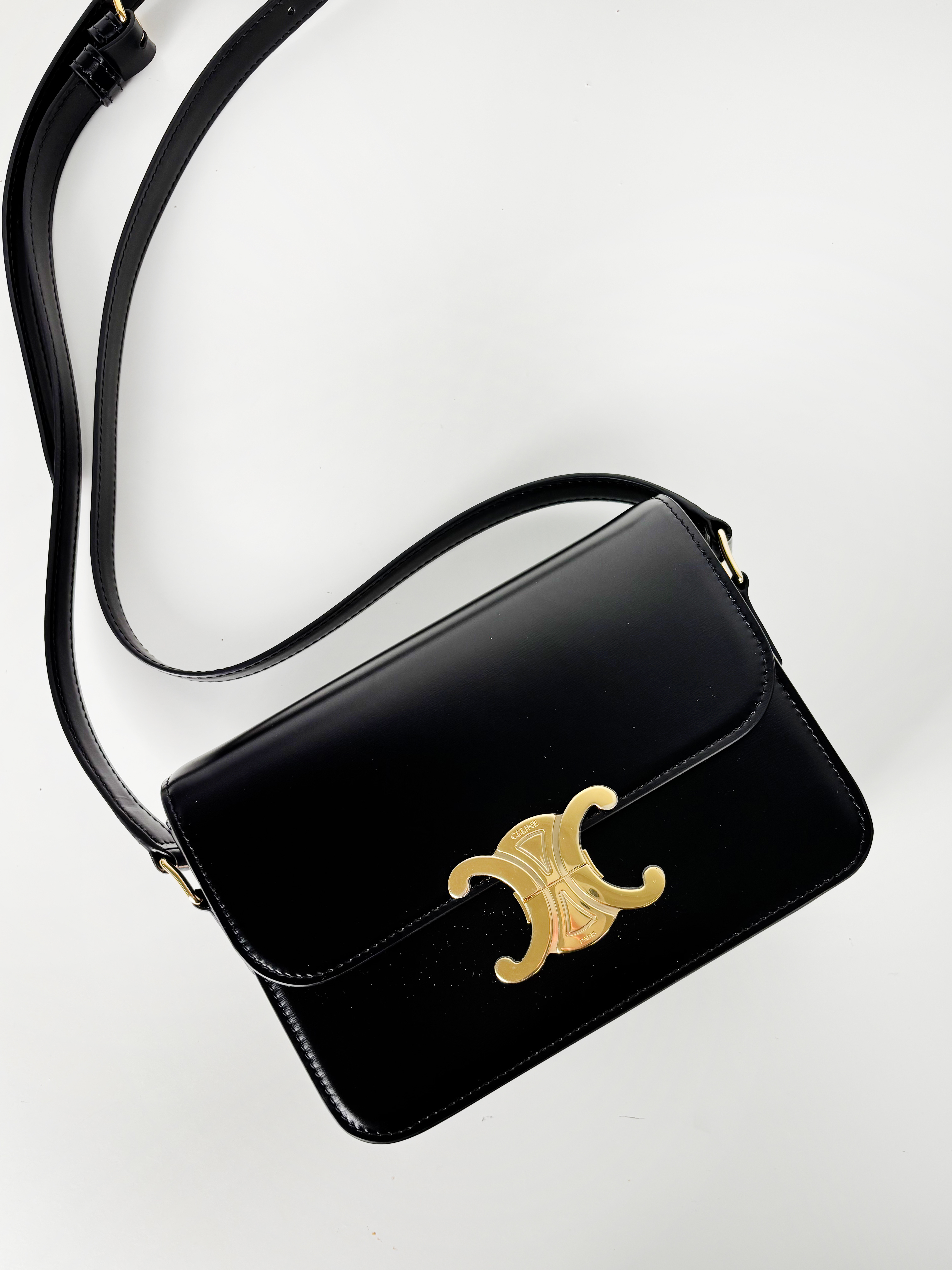 Celine Teen Triomphe 亮澤皮革手拿包【188423BF4.38NO】