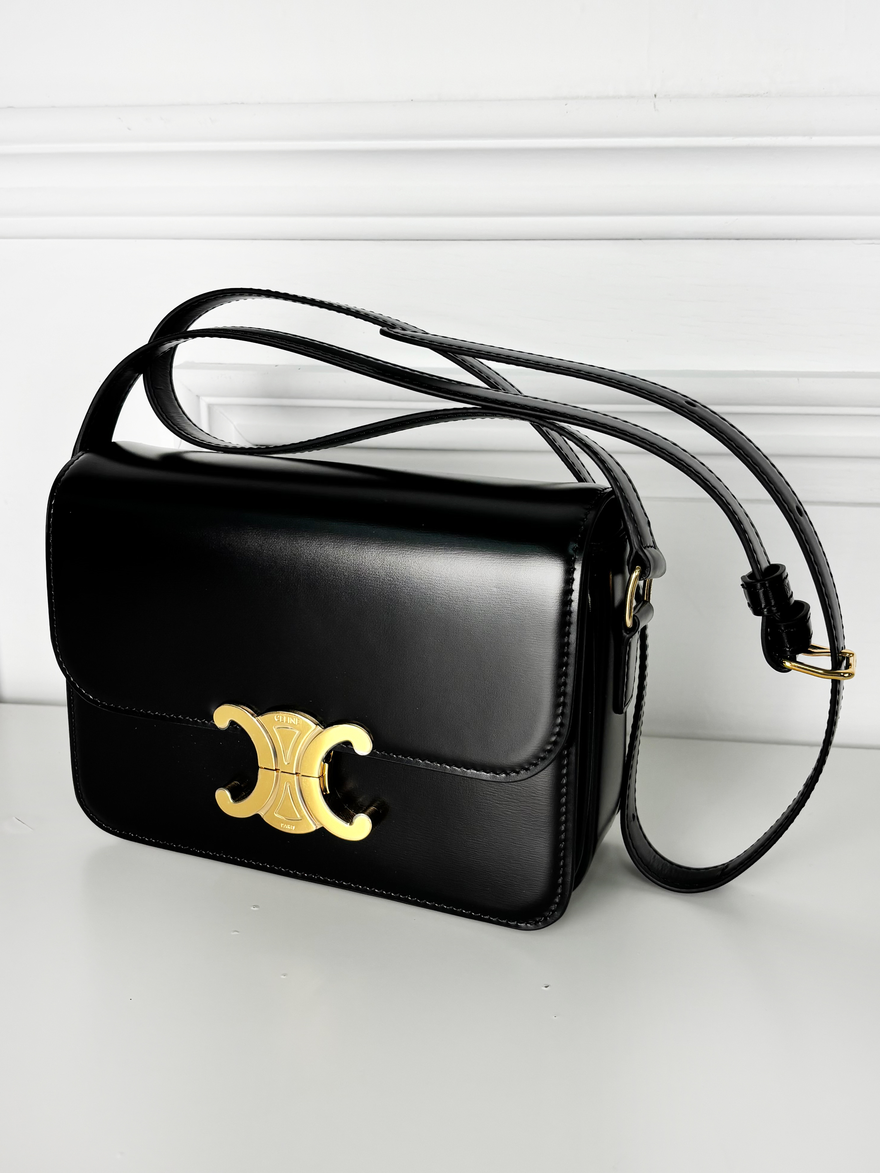 Celine Teen Triomphe 亮澤皮革手拿包【188423BF4.38NO】