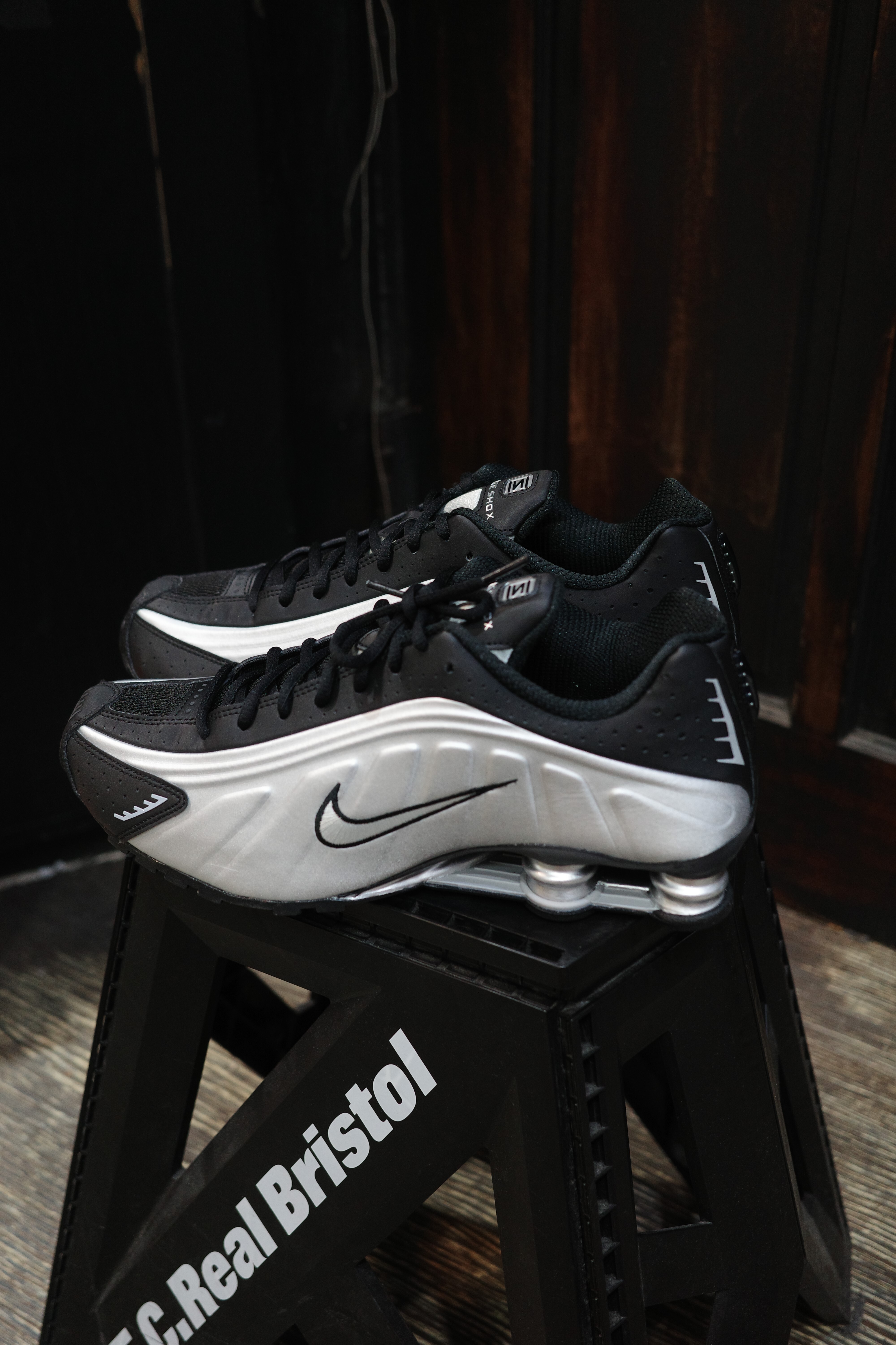 Nike Shox R4 氣柱 液態銀 銀黑 彈簧鞋 未來感 男女鞋 HQ1988-007