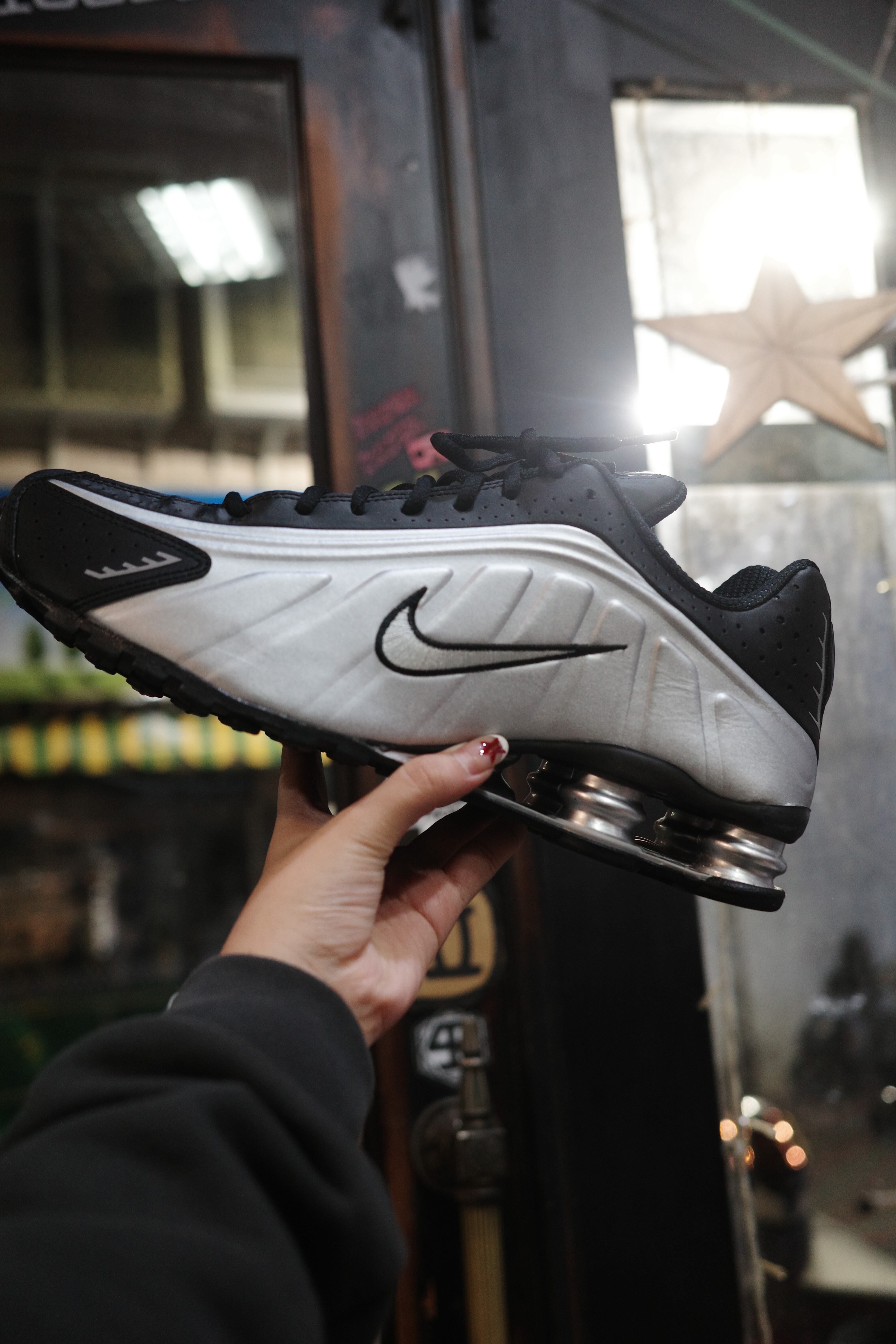 Nike Shox R4 氣柱 液態銀 銀黑 彈簧鞋 未來感 男女鞋 HQ1988-007