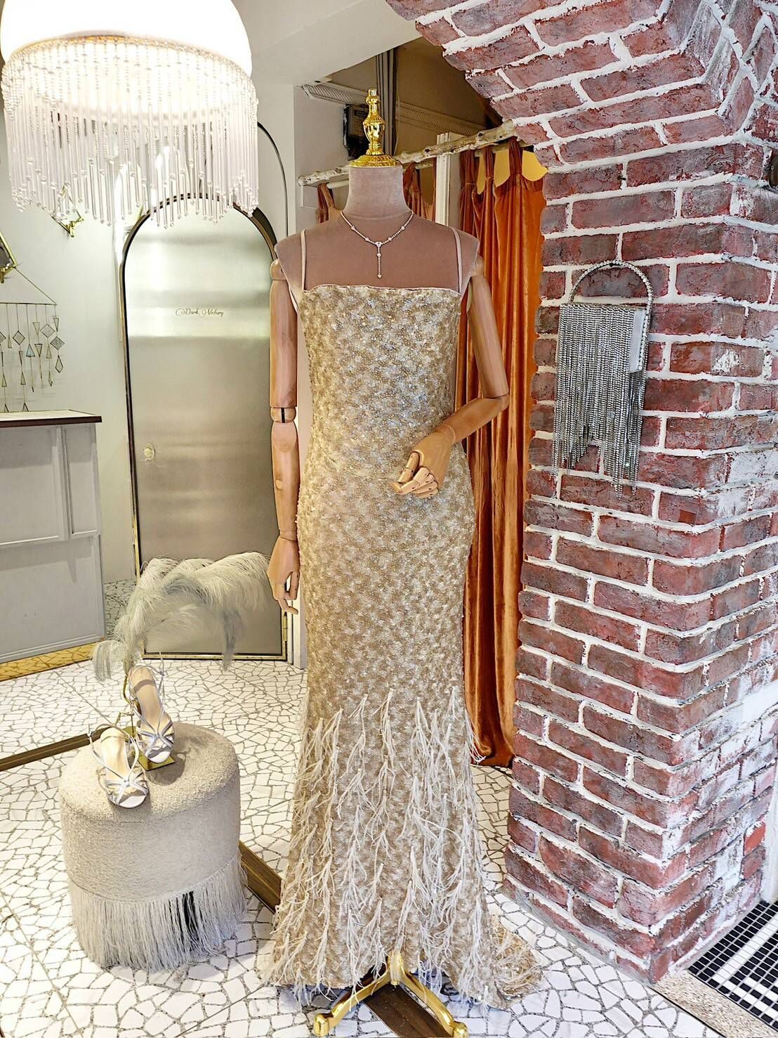 Nude Glam裸金白色漸層亮片羽毛飾擺長禮服Dress