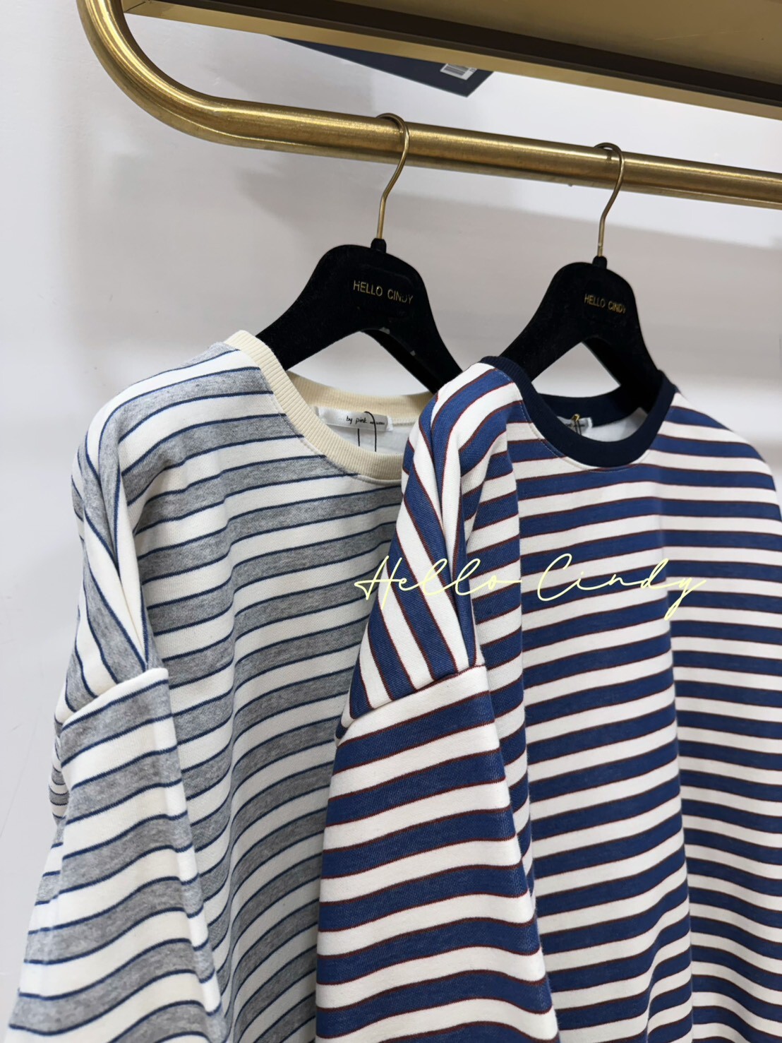 2/3小直播獨家特價款~好好看又實穿的韓國撞色條紋鋪棉袖補釘大學T