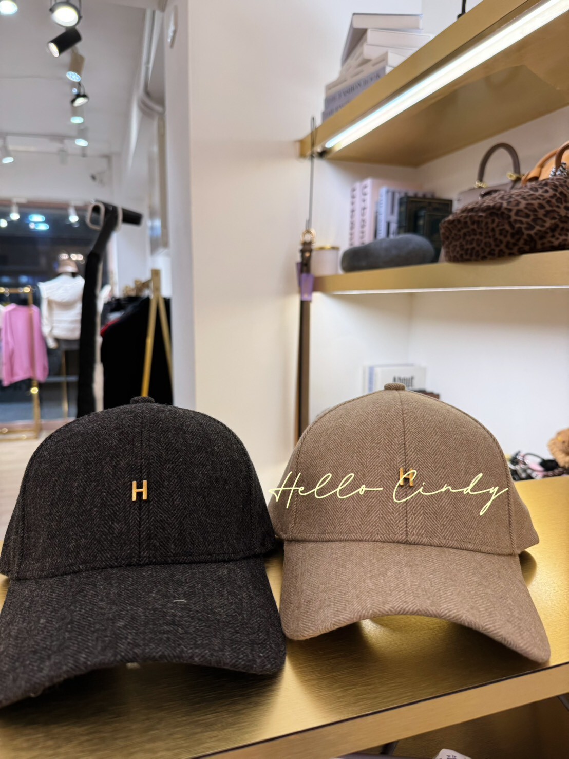 B11115實體門市人氣款H人字紋微毛感棒球帽