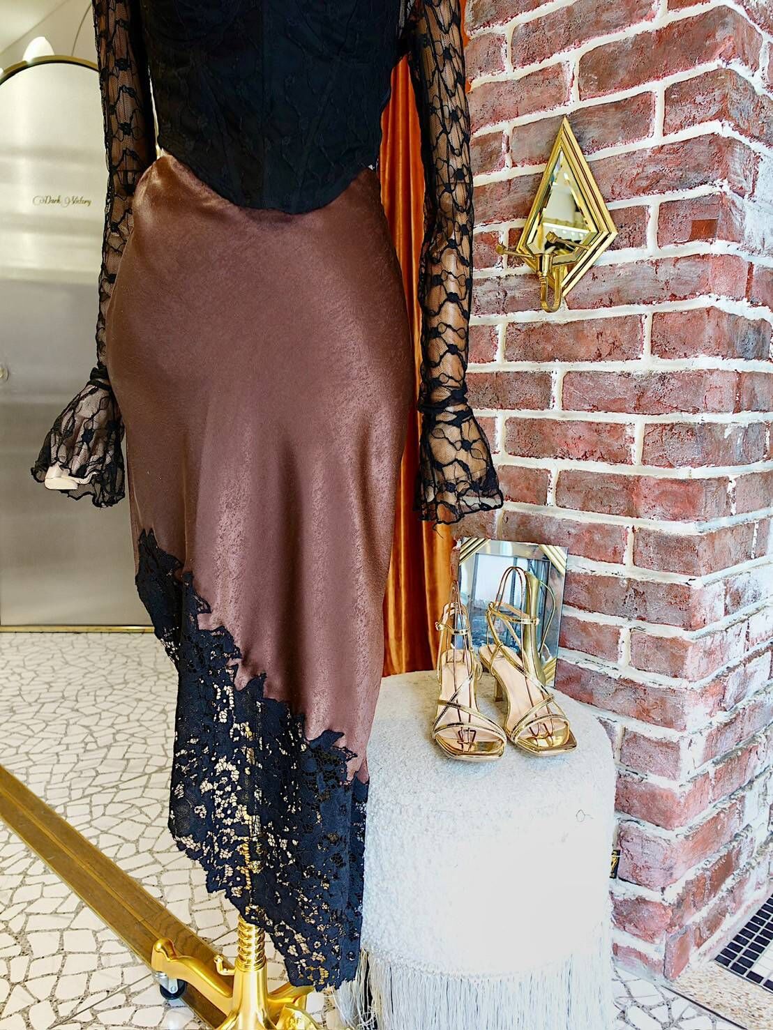Chocolate Lace巧克力色緞面黑蕾絲斜擺長裙