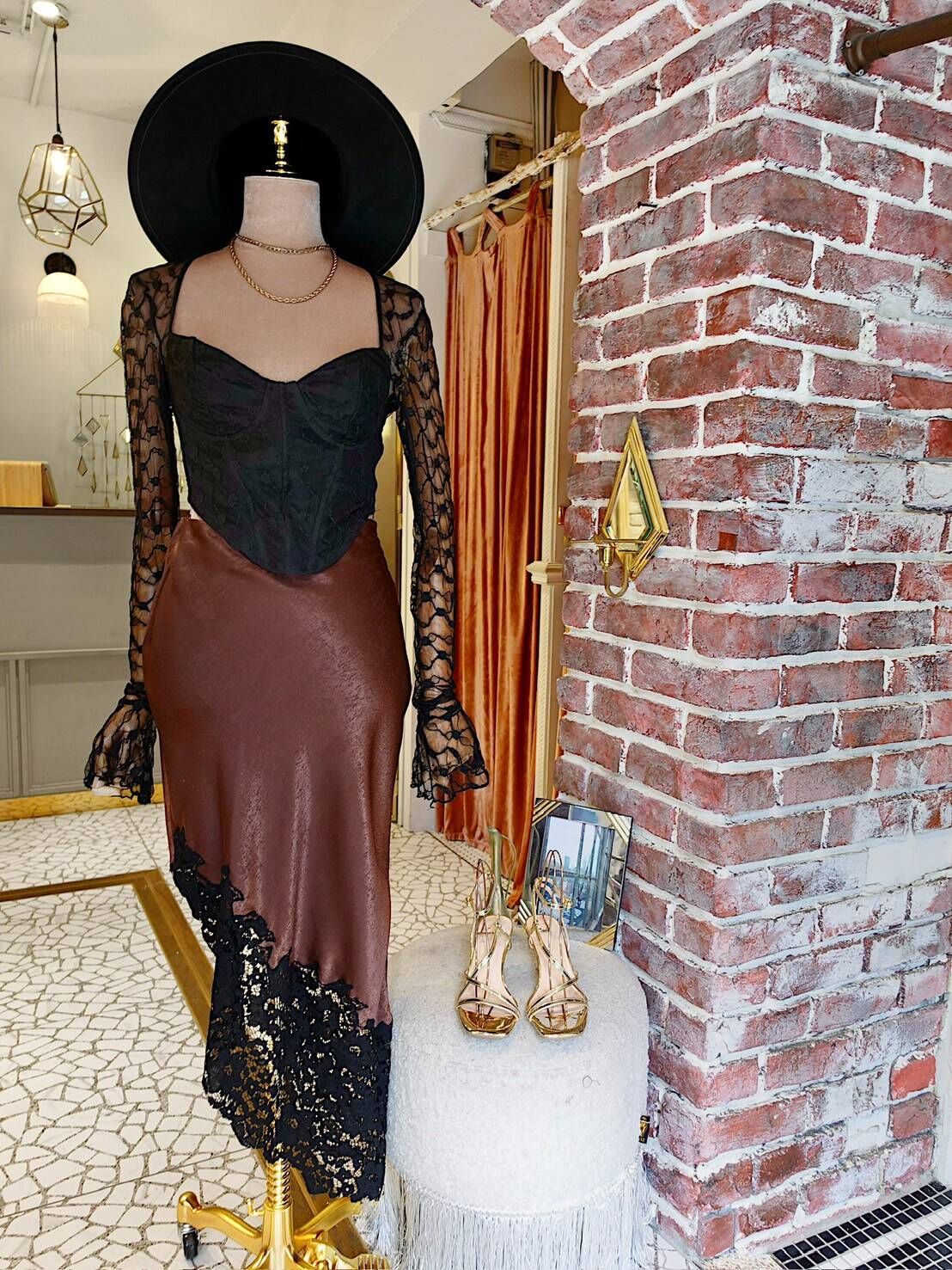 Chocolate Lace巧克力色緞面黑蕾絲斜擺長裙