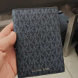 [S] MICHAEL KORS ADMRL/PLBLUE 36H0MHR00B GIFTING PASSPORT WALLET, 194391563258 (SMK1317)