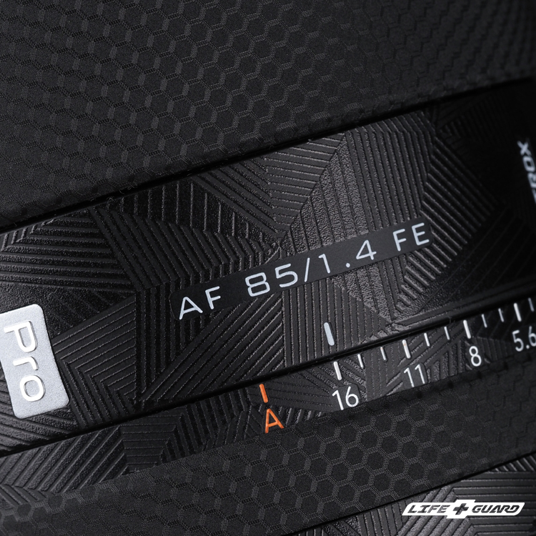 LIFE+GUARD 鏡頭貼膜安裝示意，適用 Viltrox AF 85mm F1.4 PRO FE