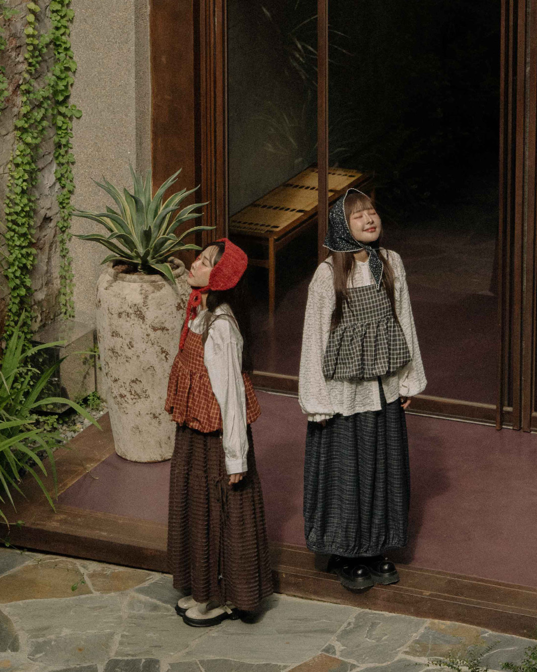 Plaid floral print spaghetti strap blouse/vest, available in two colors.【01099372】in stock+pre-order