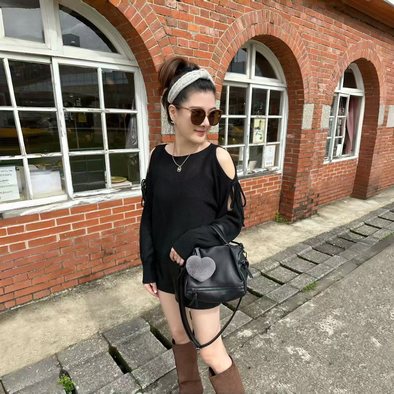 露肩造型針織上衣