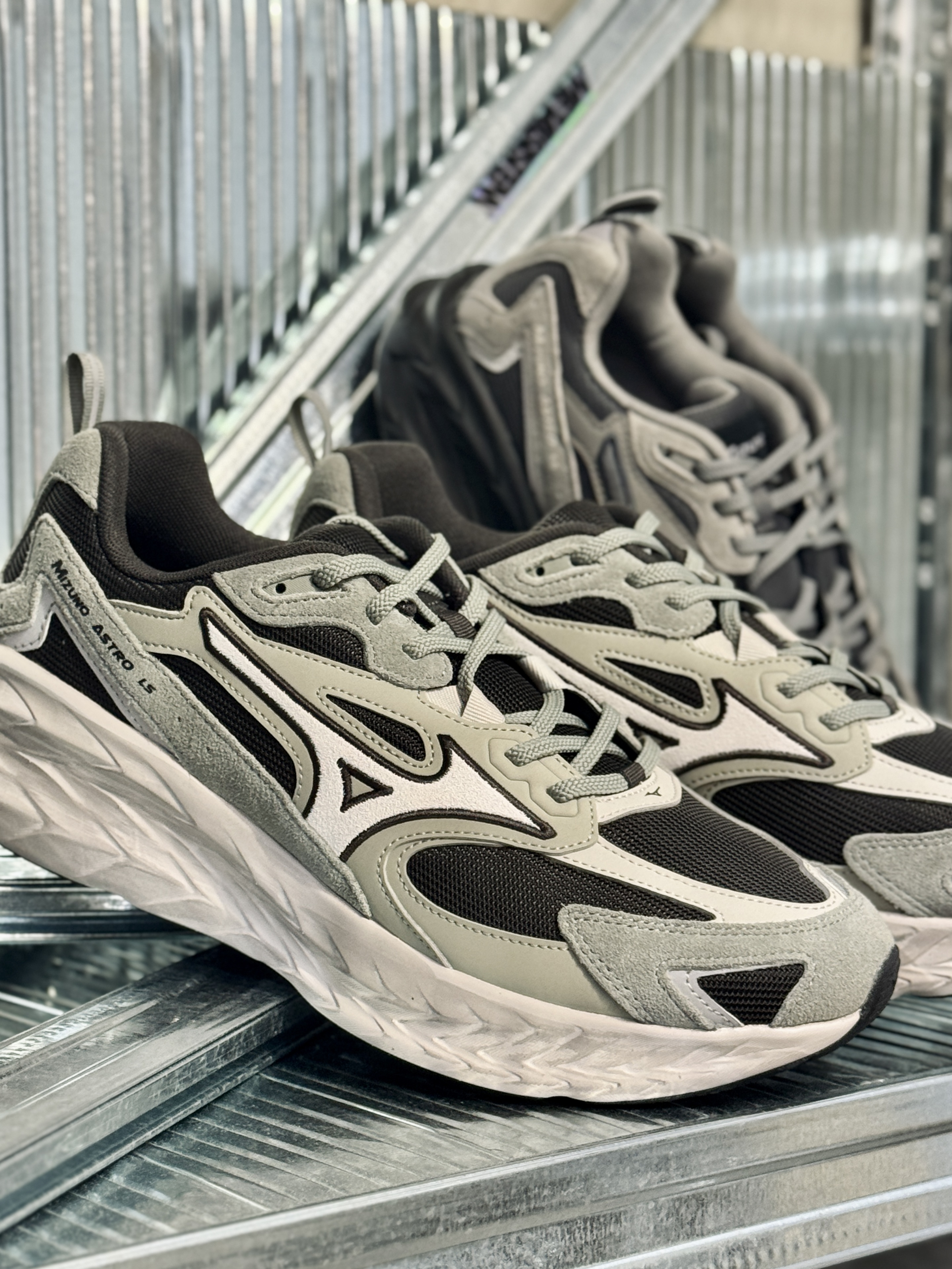 Mizuno Astro LS Charcoal Grey